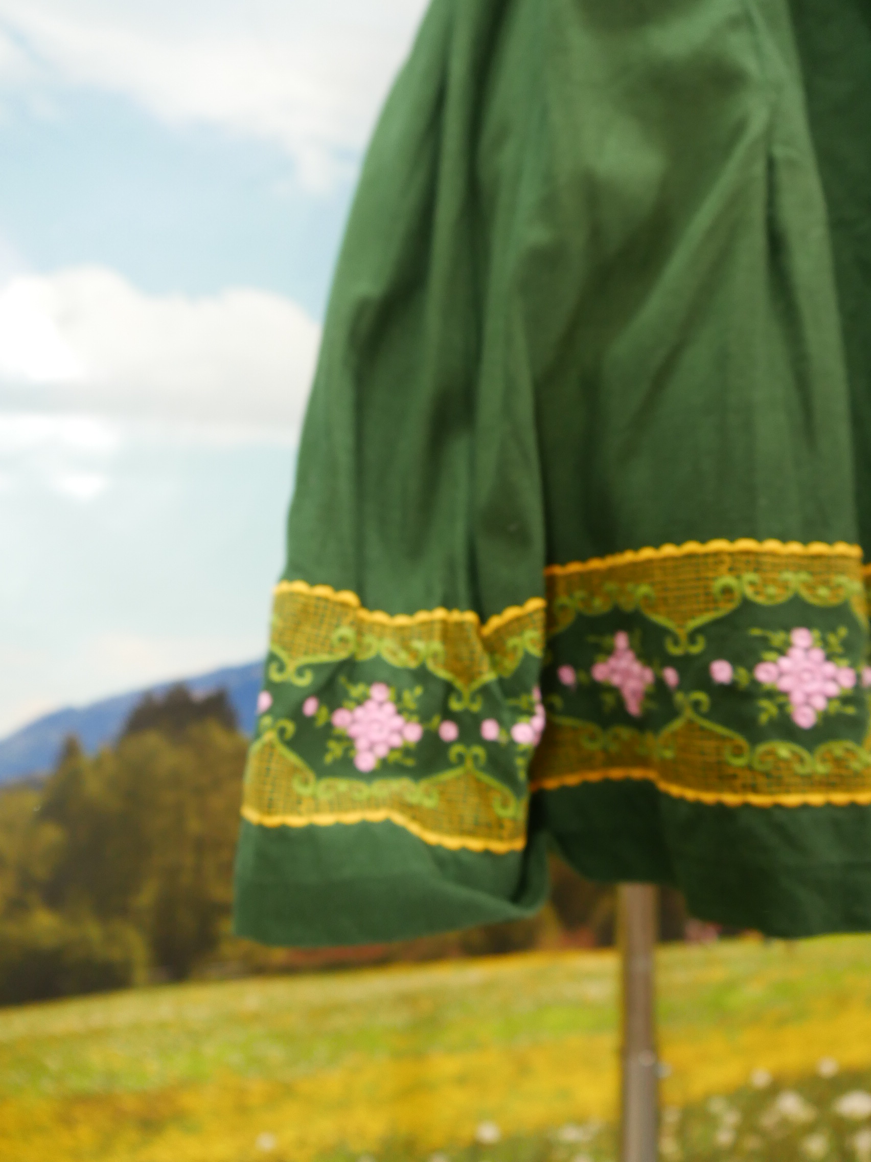 【フォークダンス衣装】グリーン SALZBURGER DIRNDL LOOK Salzburg Trachten green balcony cute vintage dirndl without