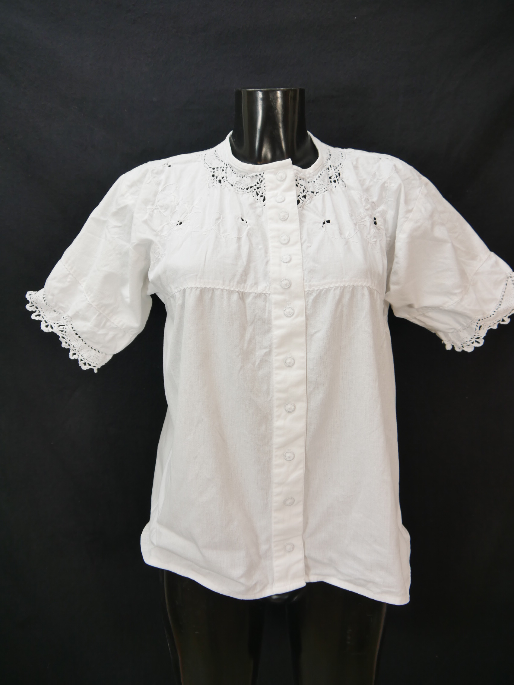 Size 46 Trachten blouse white Blouse cotton with lace and embroidery ...