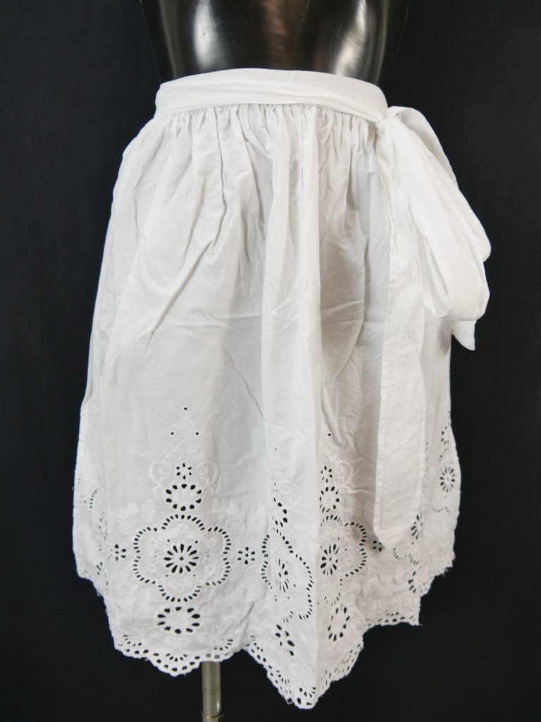 Dirndl apron short white Cotton dirndl apron with lace embroidery TS2302