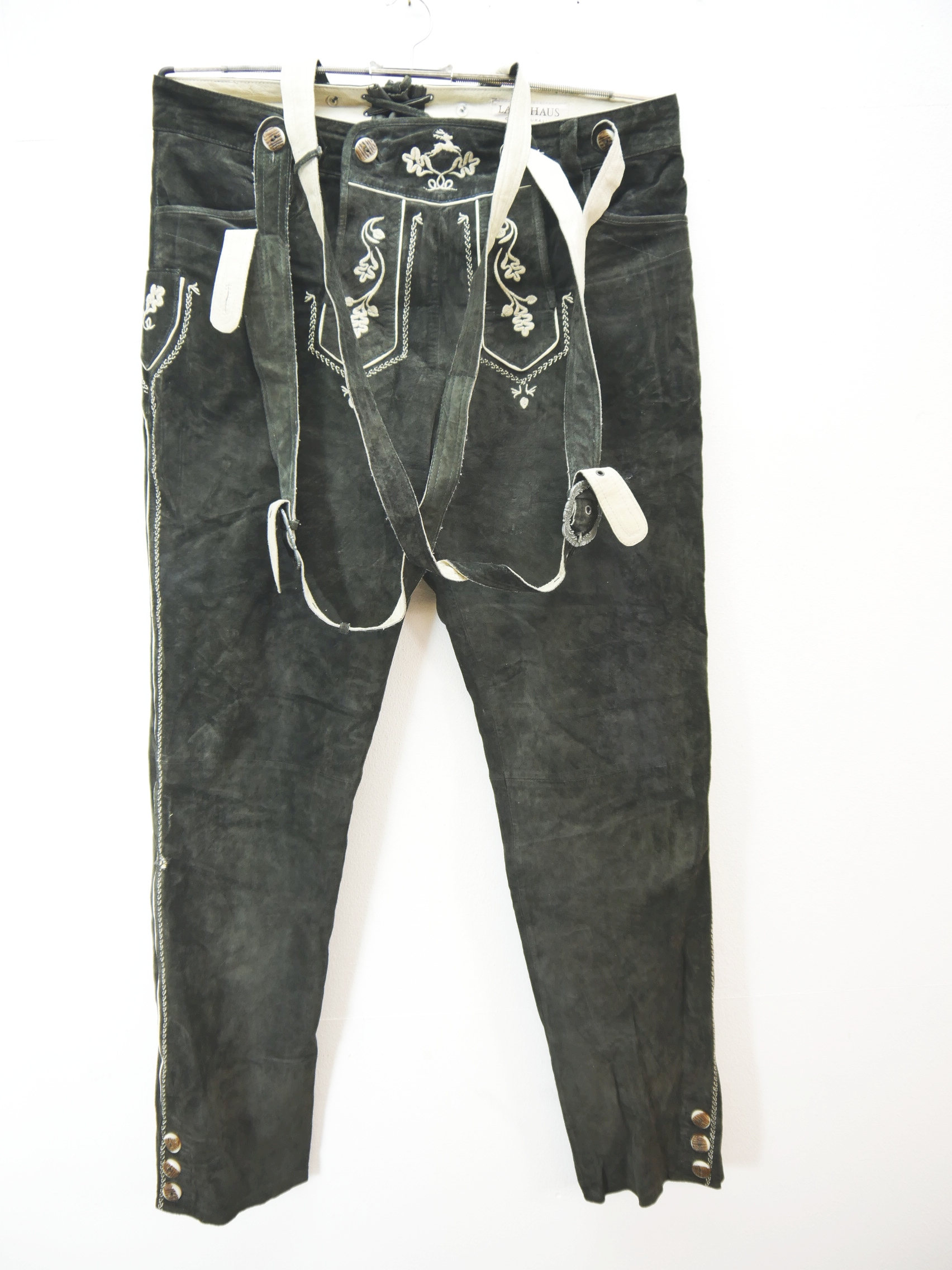 Lange Vintage Lederhose mit Träger und Stickerei nicht speckig in schwarz Gr.52