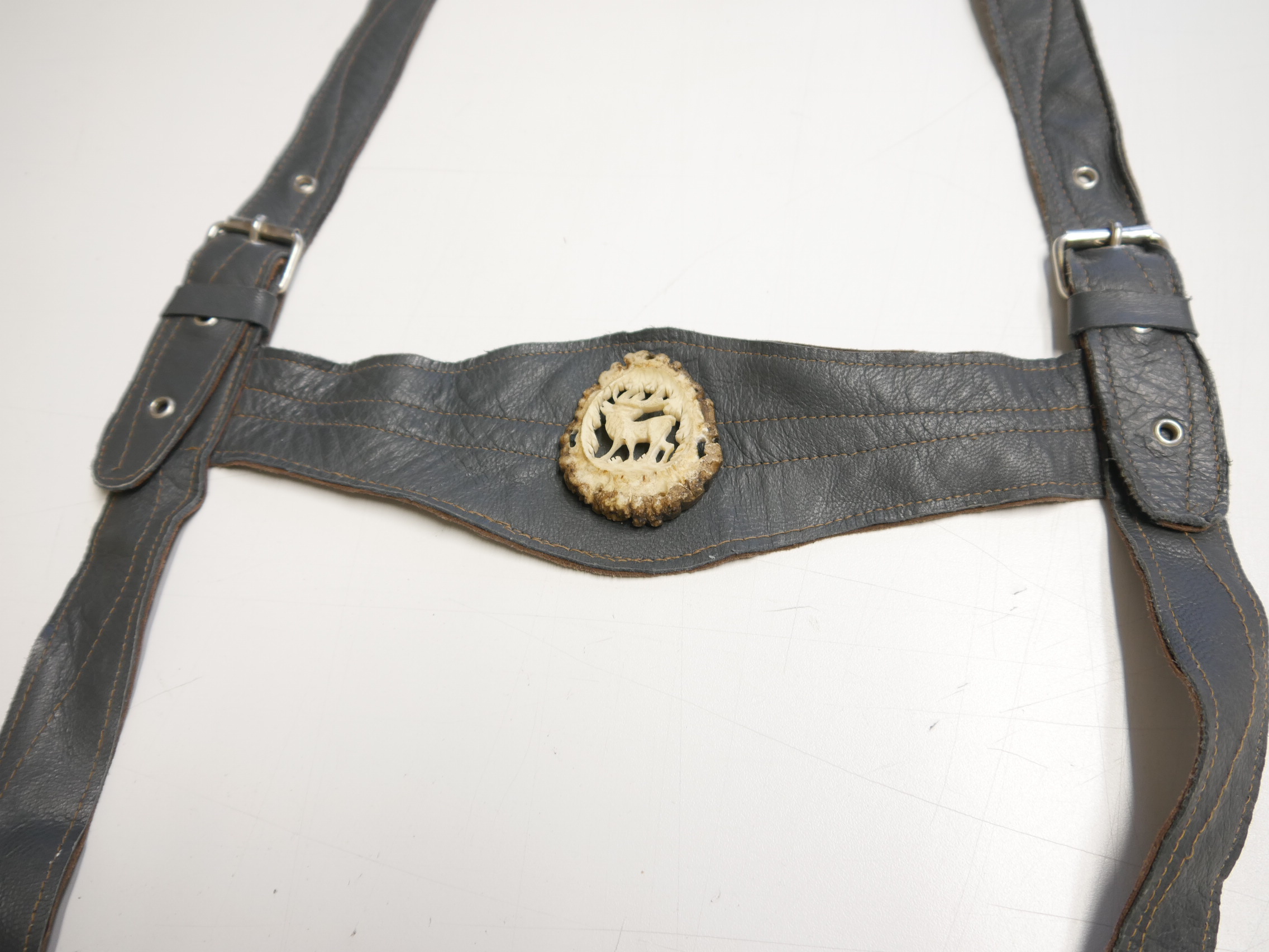 50/60er Vintage Lederhose Hosenträger grau Hirsch Bagalit geschnitzt? L: 108 cm