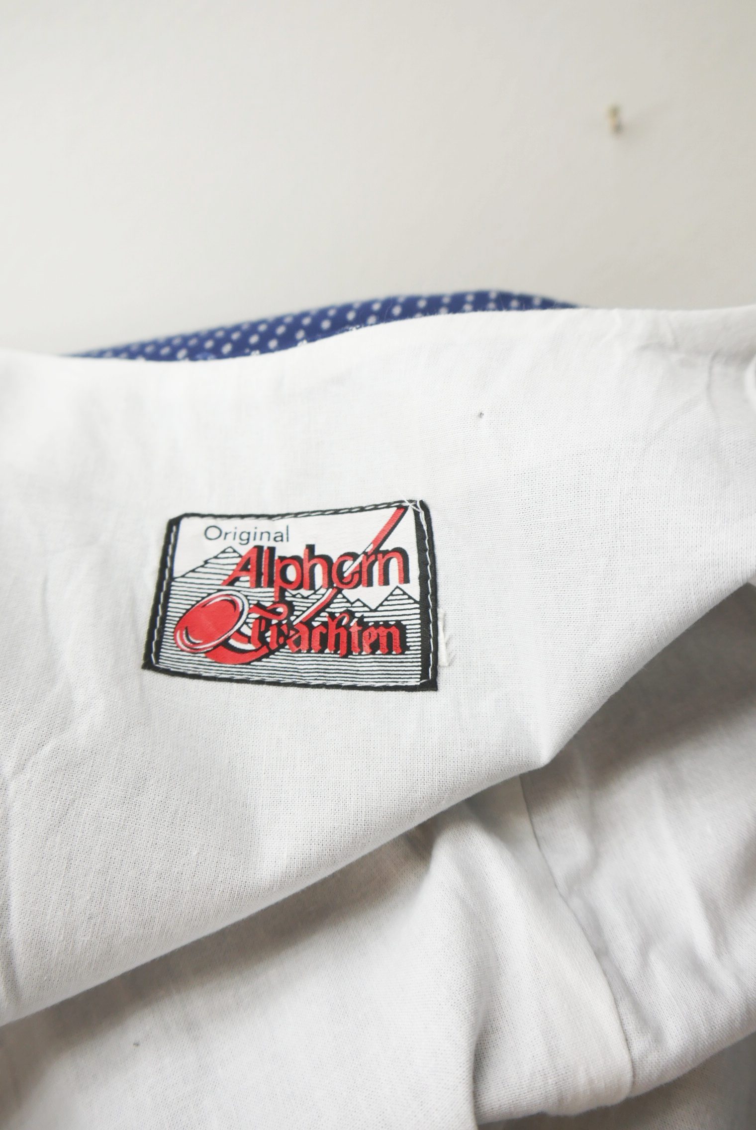 second-hand-vintage-dirndl-handarbeit-mit-schuerze-aus-baumwolle-trachtenkleid-oktoberfest-balkonett-und-hochgeschlossen-dikl1354-136