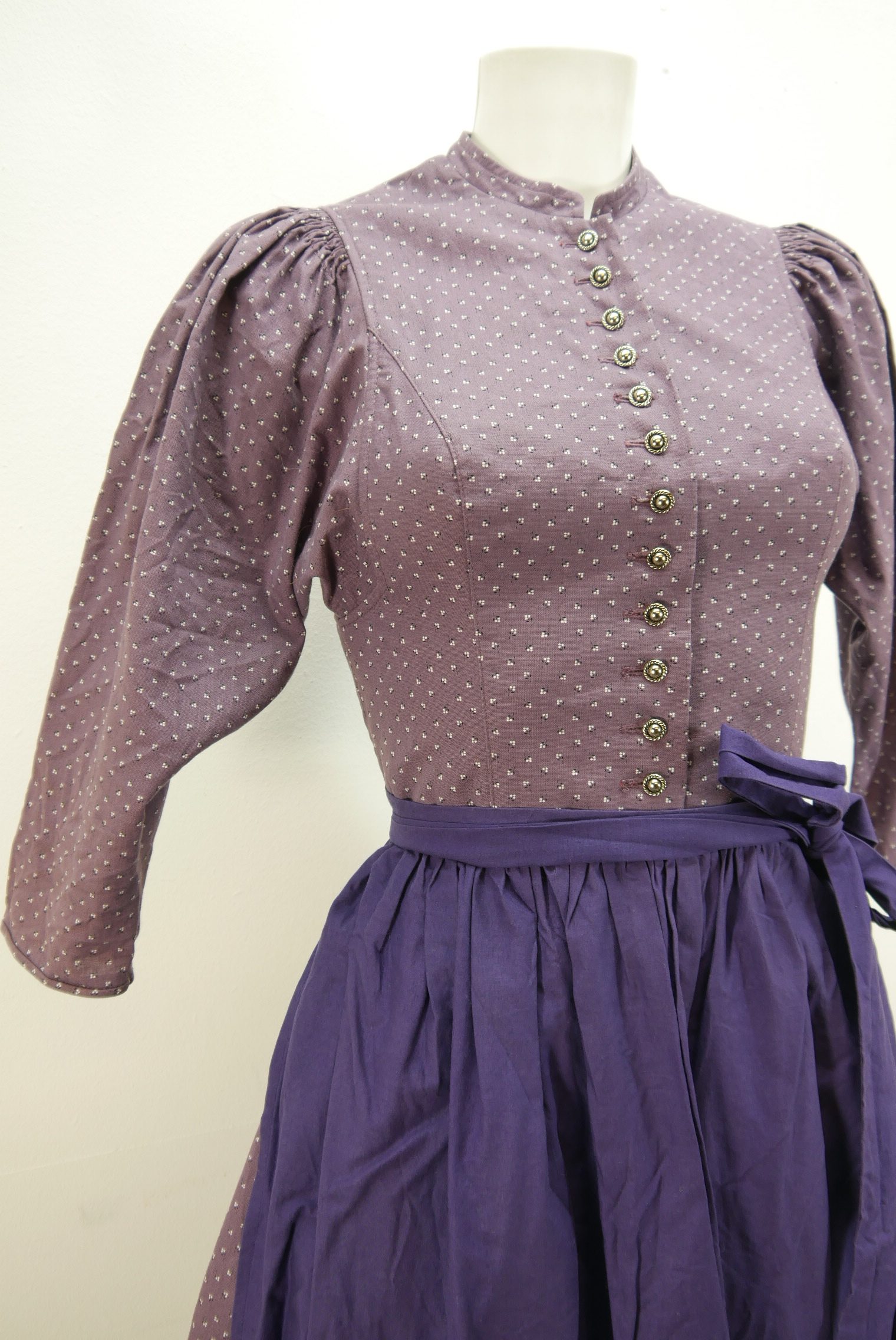 second-hand-vintage-dirndl-langarm-kurzarm-aermellos-traegerkleid-puffaermel-handarbeit-schuerze-baumwolle-trachtenkleid-oktoberfest-balkonett-und-hochgeschlossen-borte-spitze-dikl13705-51