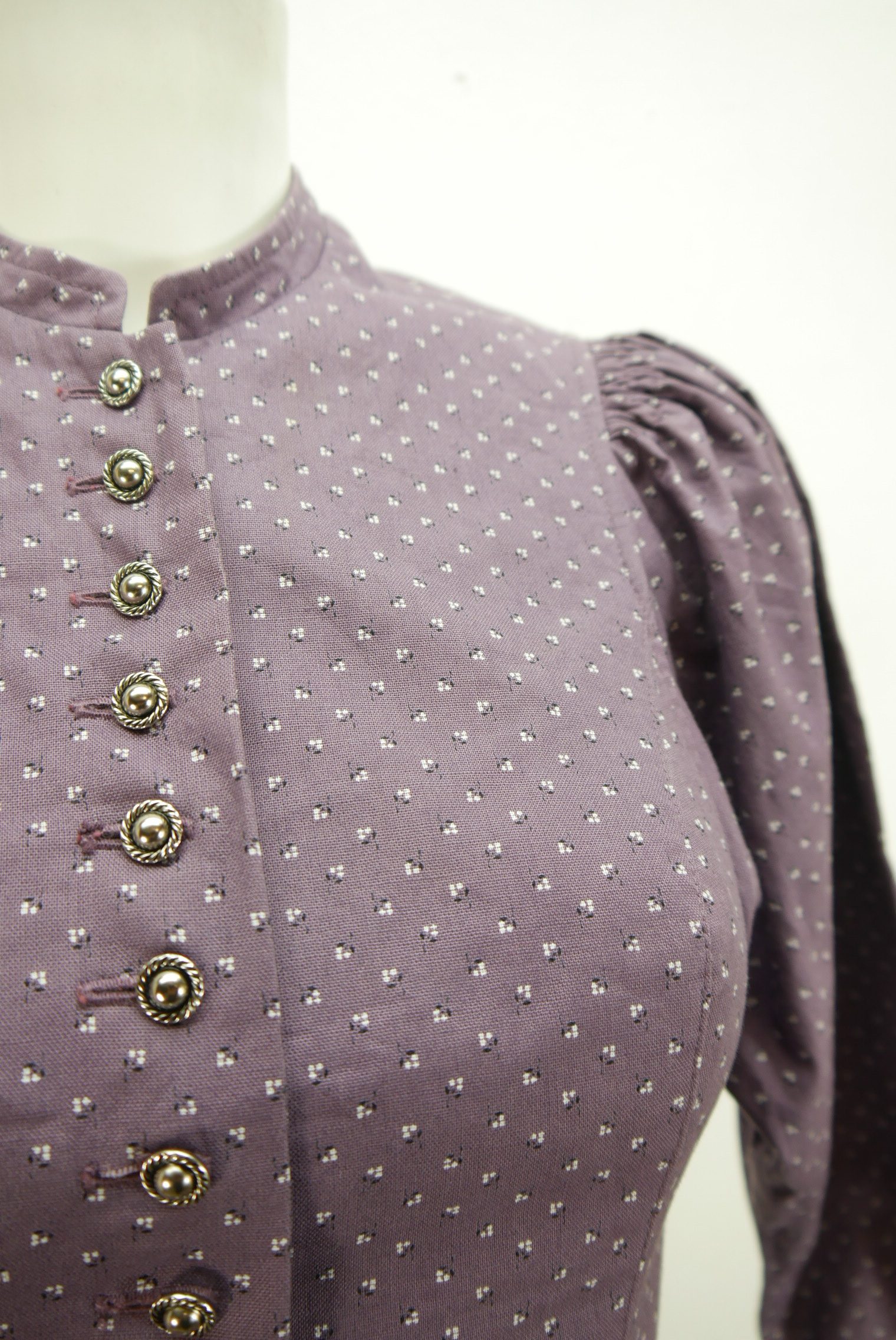 second-hand-vintage-dirndl-langarm-kurzarm-aermellos-traegerkleid-puffaermel-handarbeit-schuerze-baumwolle-trachtenkleid-oktoberfest-balkonett-und-hochgeschlossen-borte-spitze-dikl13705-52