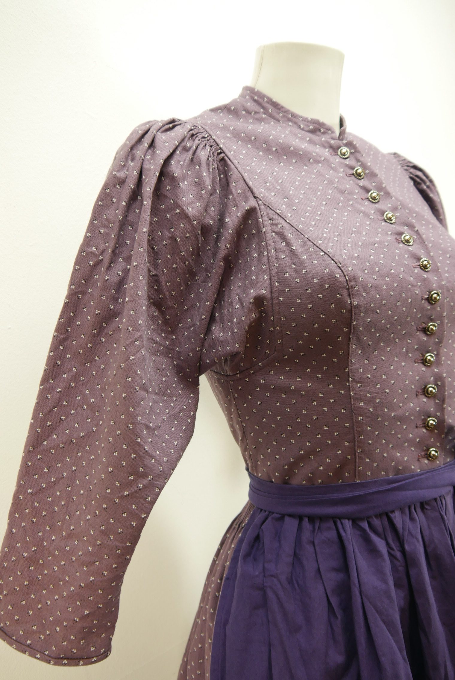 second-hand-vintage-dirndl-langarm-kurzarm-aermellos-traegerkleid-puffaermel-handarbeit-schuerze-baumwolle-trachtenkleid-oktoberfest-balkonett-und-hochgeschlossen-borte-spitze-dikl13705-53