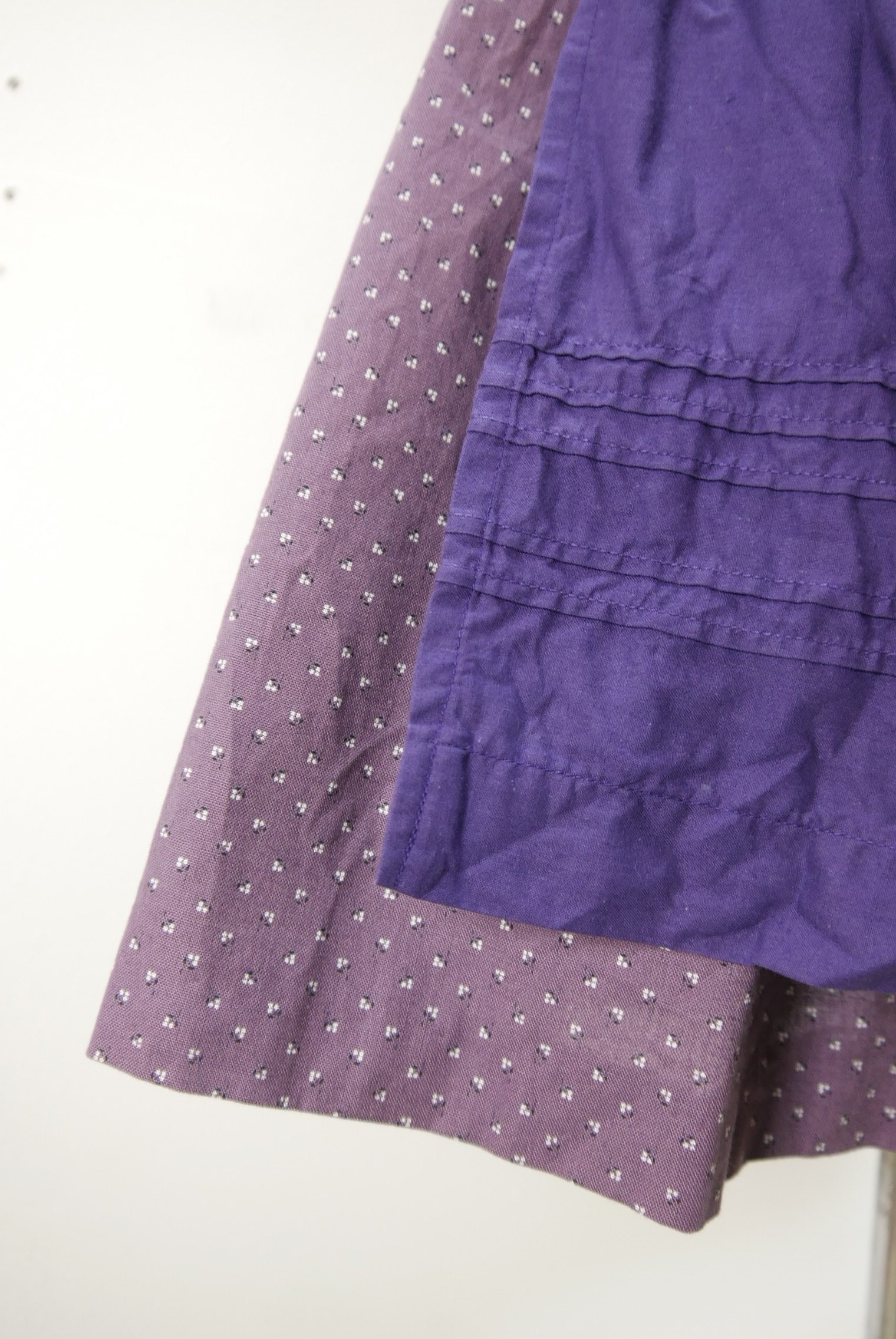 second-hand-vintage-dirndl-langarm-kurzarm-aermellos-traegerkleid-puffaermel-handarbeit-schuerze-baumwolle-trachtenkleid-oktoberfest-balkonett-und-hochgeschlossen-borte-spitze-dikl13705-54