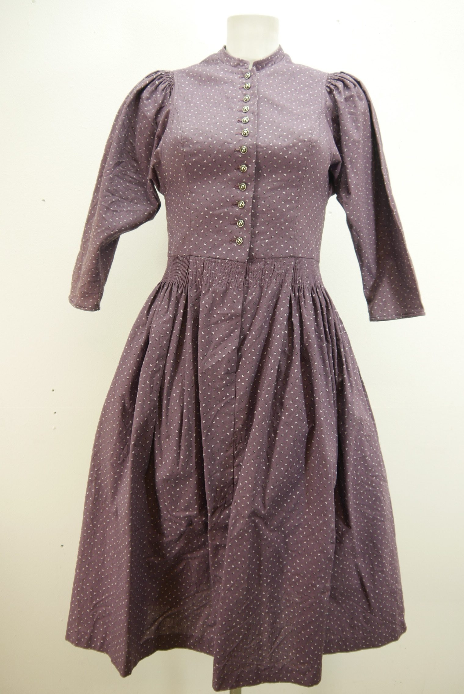 second-hand-vintage-dirndl-langarm-kurzarm-aermellos-traegerkleid-puffaermel-handarbeit-schuerze-baumwolle-trachtenkleid-oktoberfest-balkonett-und-hochgeschlossen-borte-spitze-dikl13705-55