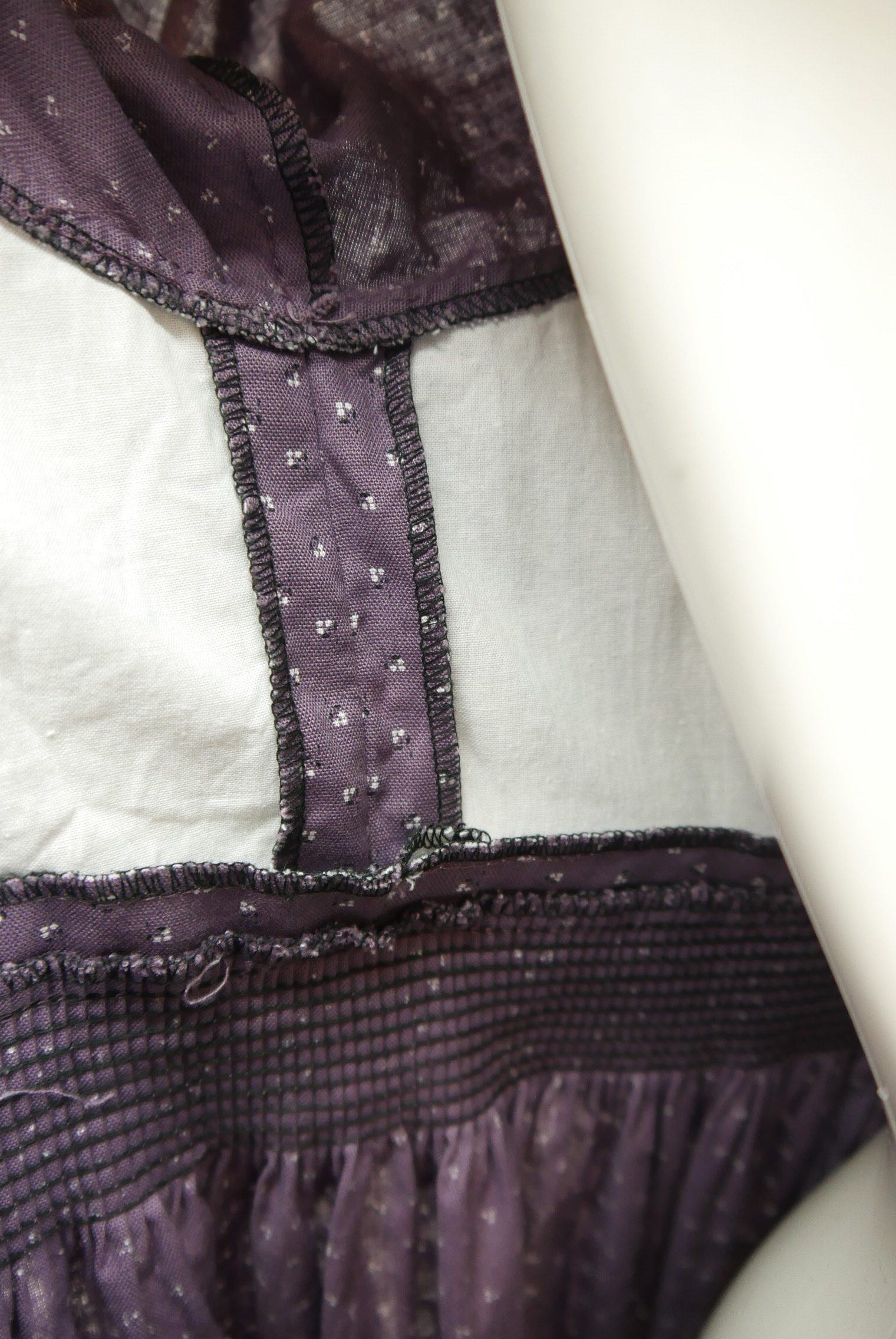 second-hand-vintage-dirndl-langarm-kurzarm-aermellos-traegerkleid-puffaermel-handarbeit-schuerze-baumwolle-trachtenkleid-oktoberfest-balkonett-und-hochgeschlossen-borte-spitze-dikl13705-56