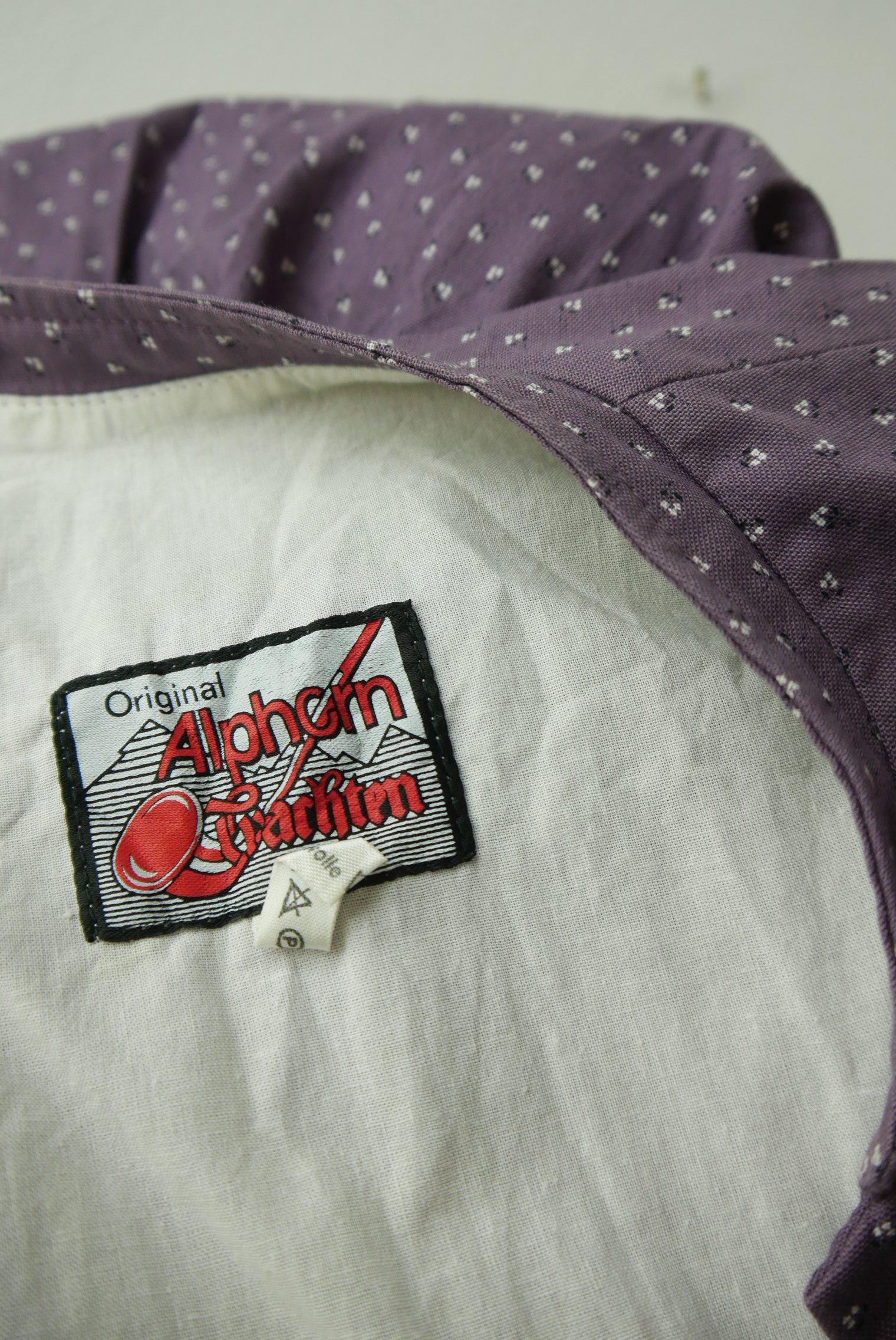 second-hand-vintage-dirndl-langarm-kurzarm-aermellos-traegerkleid-puffaermel-handarbeit-schuerze-baumwolle-trachtenkleid-oktoberfest-balkonett-und-hochgeschlossen-borte-spitze-dikl13705-57