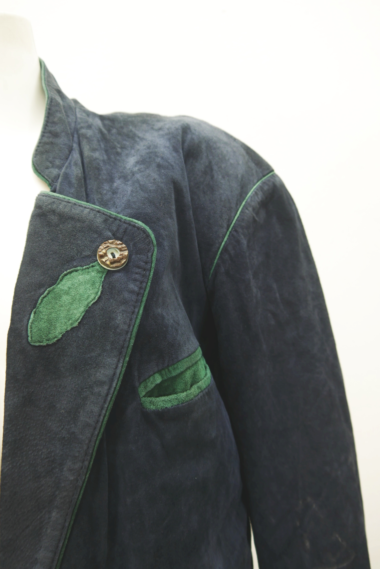 lederjacke-blazer-vintage-janker-damen-trachenjacke-leder-jacke-trachten-kurz-lang-sommer-individuell-tailliert-gebraucht-second-hand-80er-90er-lederjacke-dalo037-41