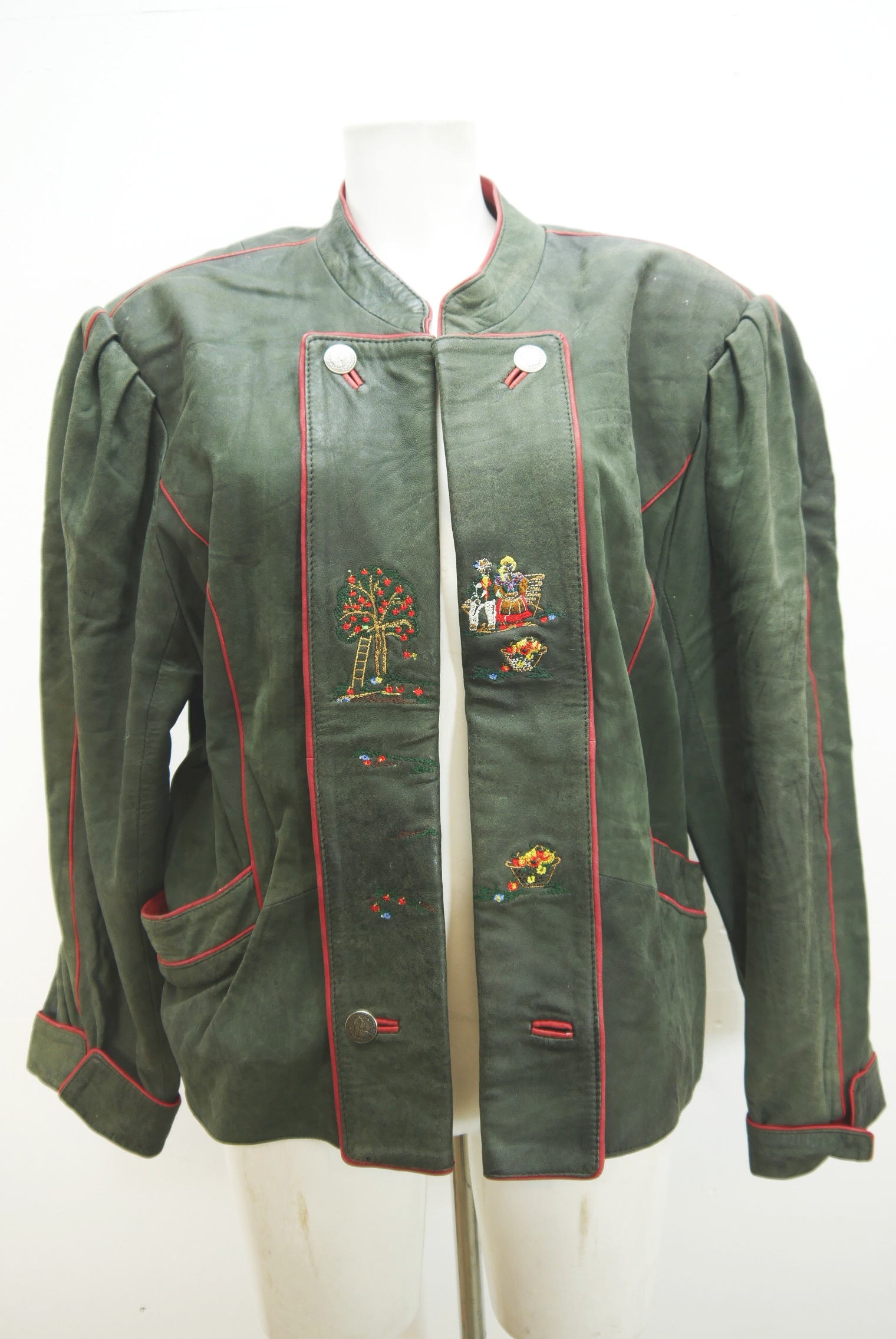 lederjacke-blazer-vintage-janker-damen-trachenjacke-leder-jacke-trachten-kurz-lang-sommer-individuell-tailliert-gebraucht-second-hand-80er-90er-lederjacke-dalo038-1