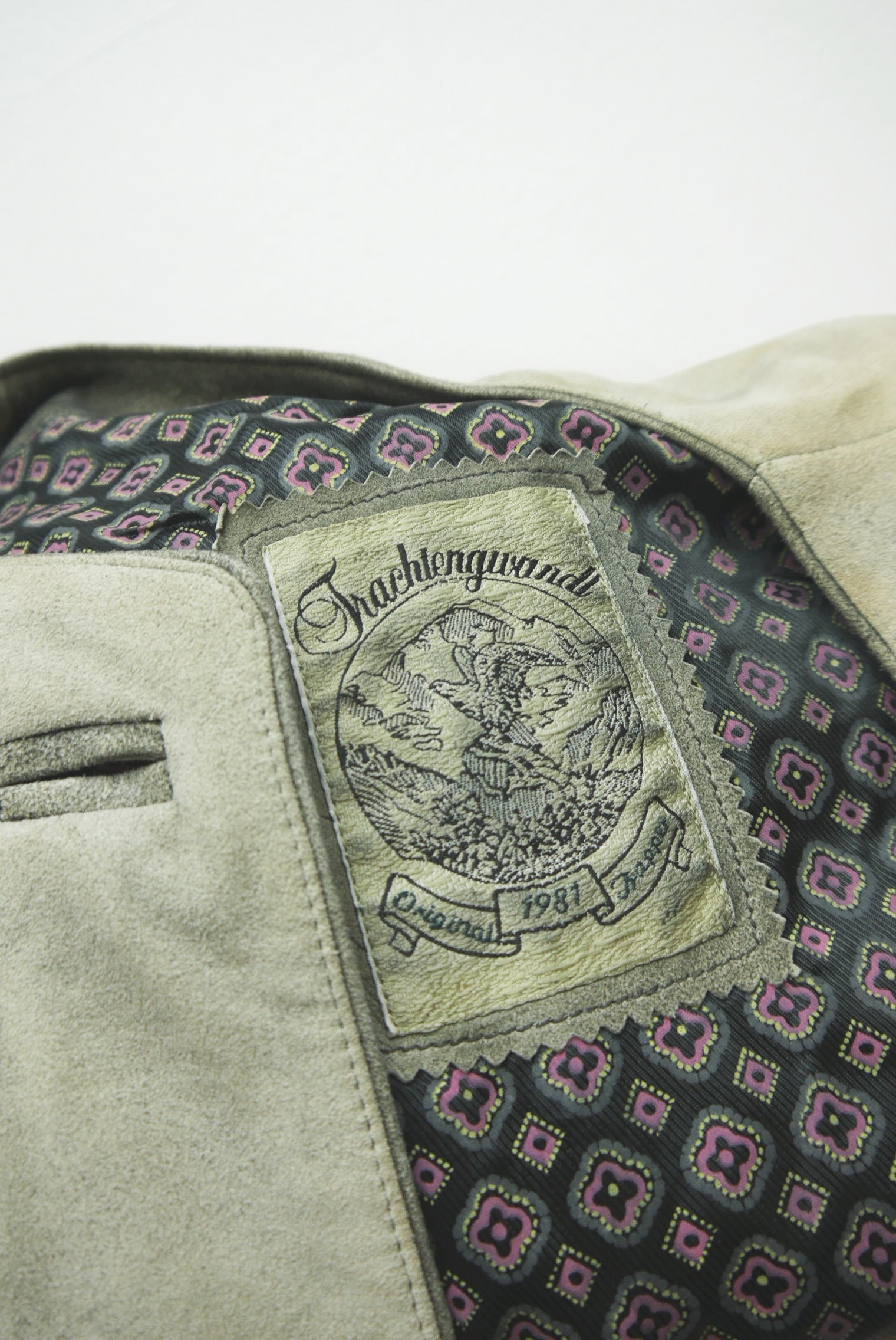 lederjacke-blazer-vintage-janker-damen-trachenjacke-leder-jacke-trachten-kurz-lang-sommer-individuell-tailliert-gebraucht-second-hand-80er-90er-lederjacke-dalo038-13