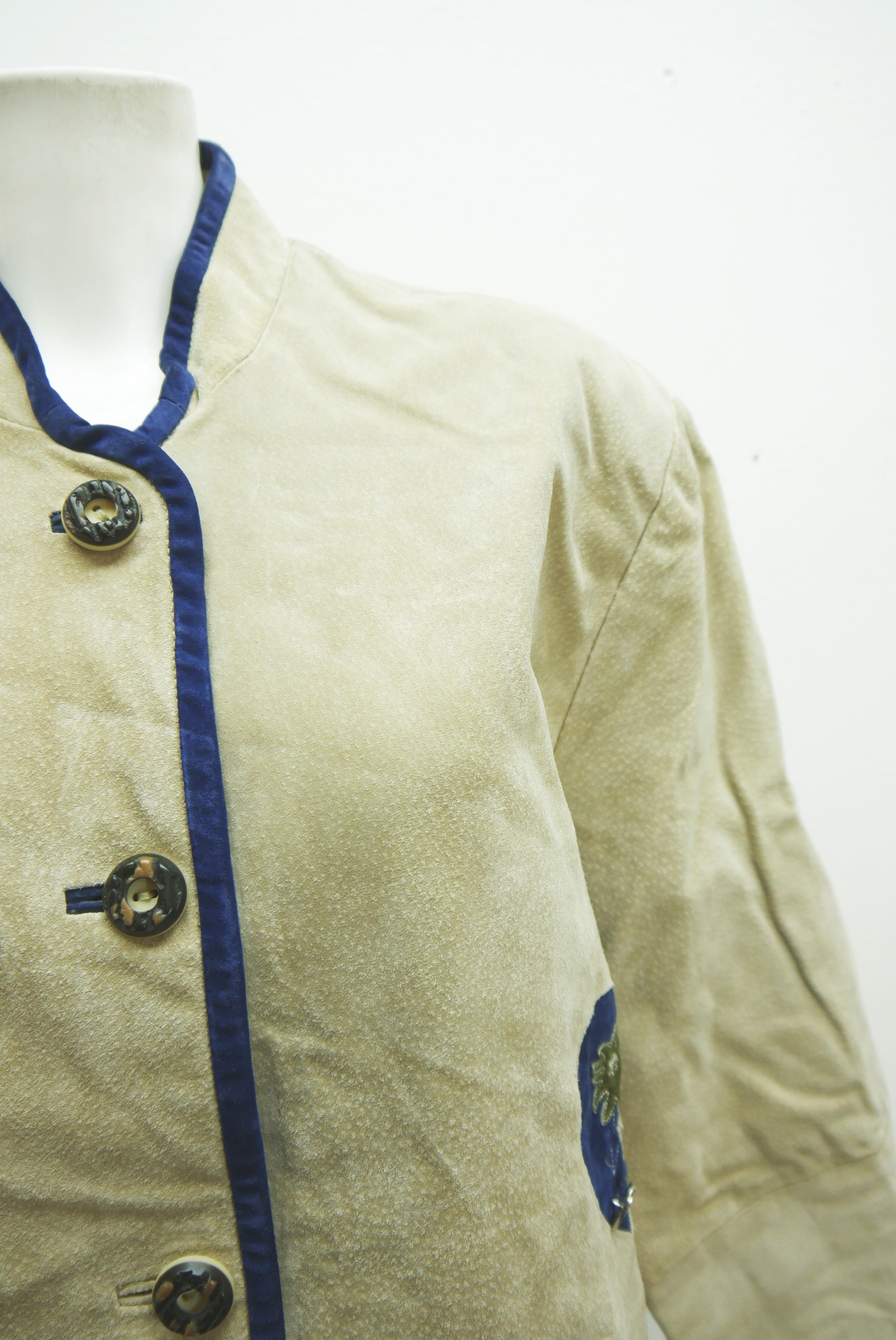 lederjacke-blazer-vintage-janker-damen-trachenjacke-leder-jacke-trachten-kurz-lang-sommer-individuell-tailliert-gebraucht-second-hand-80er-90er-lederjacke-dalo038-15