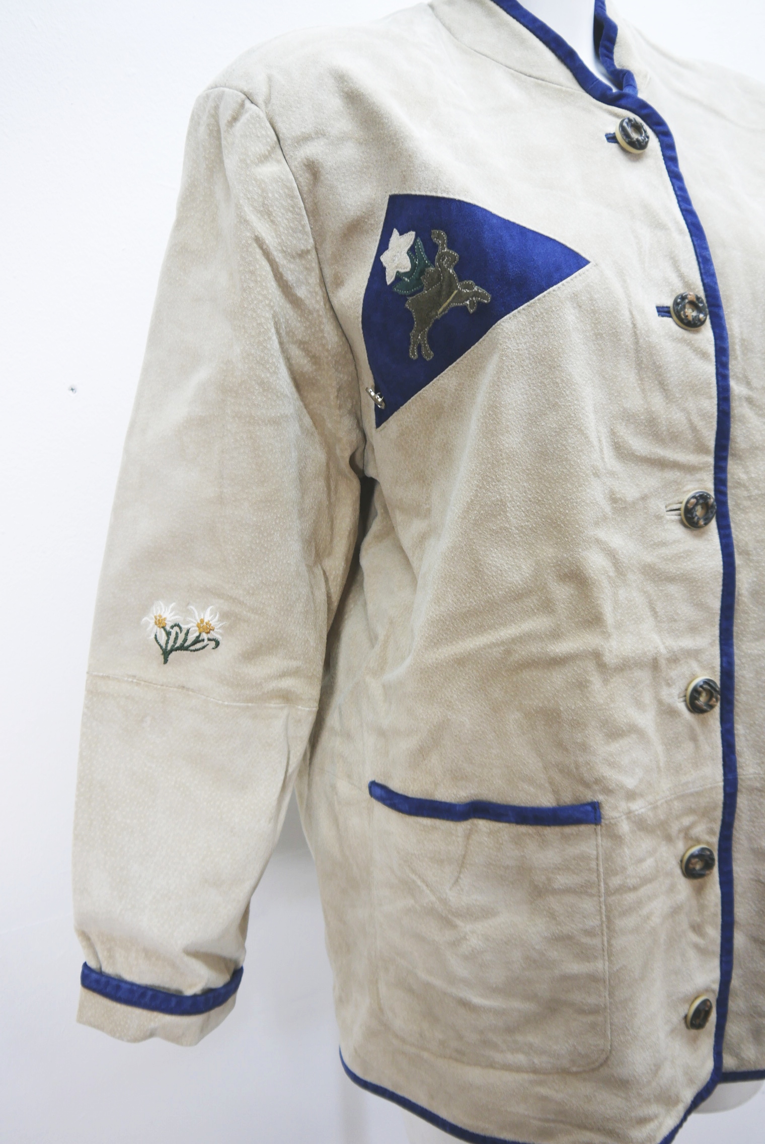 lederjacke-blazer-vintage-janker-damen-trachenjacke-leder-jacke-trachten-kurz-lang-sommer-individuell-tailliert-gebraucht-second-hand-80er-90er-lederjacke-dalo038-16