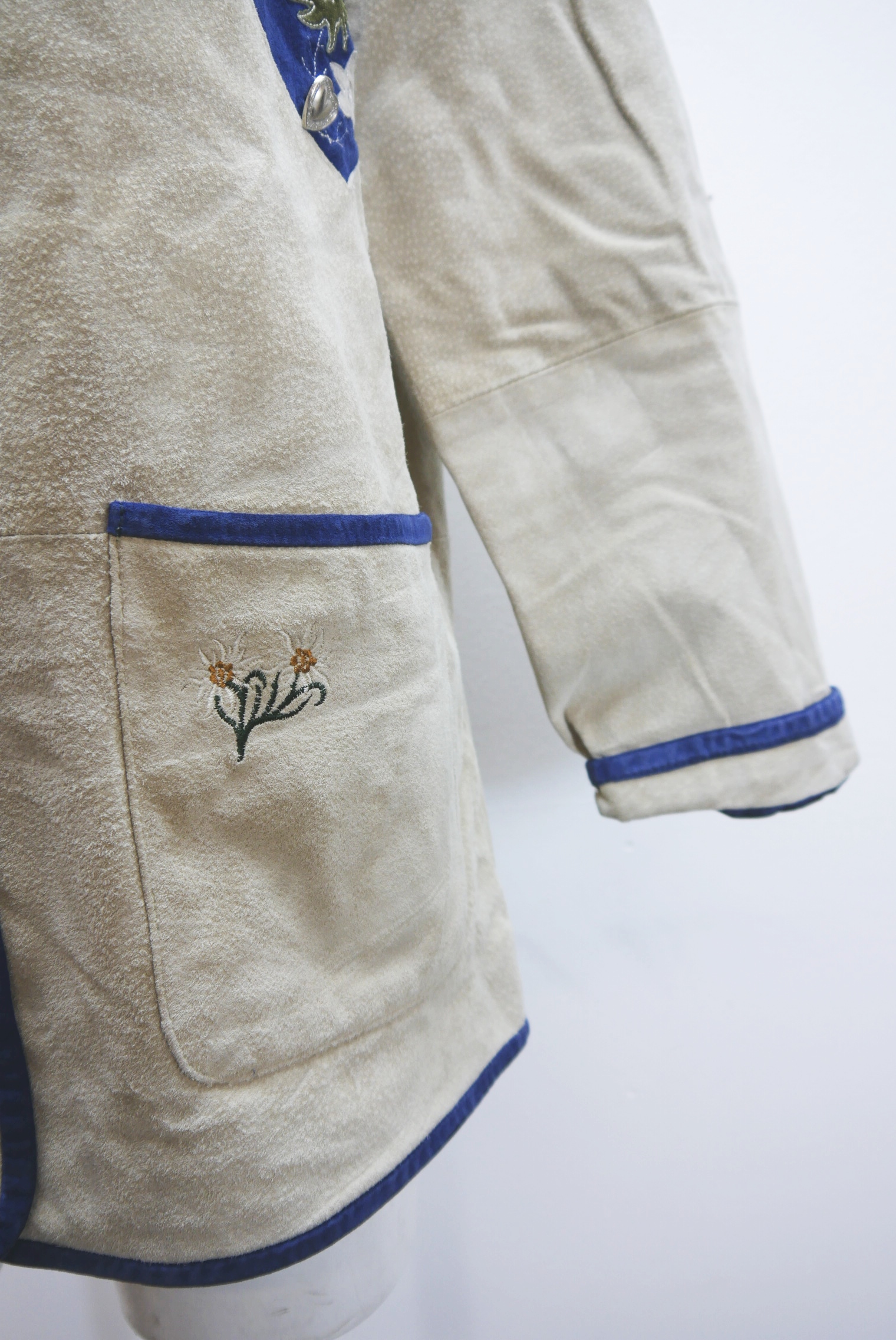 lederjacke-blazer-vintage-janker-damen-trachenjacke-leder-jacke-trachten-kurz-lang-sommer-individuell-tailliert-gebraucht-second-hand-80er-90er-lederjacke-dalo038-17