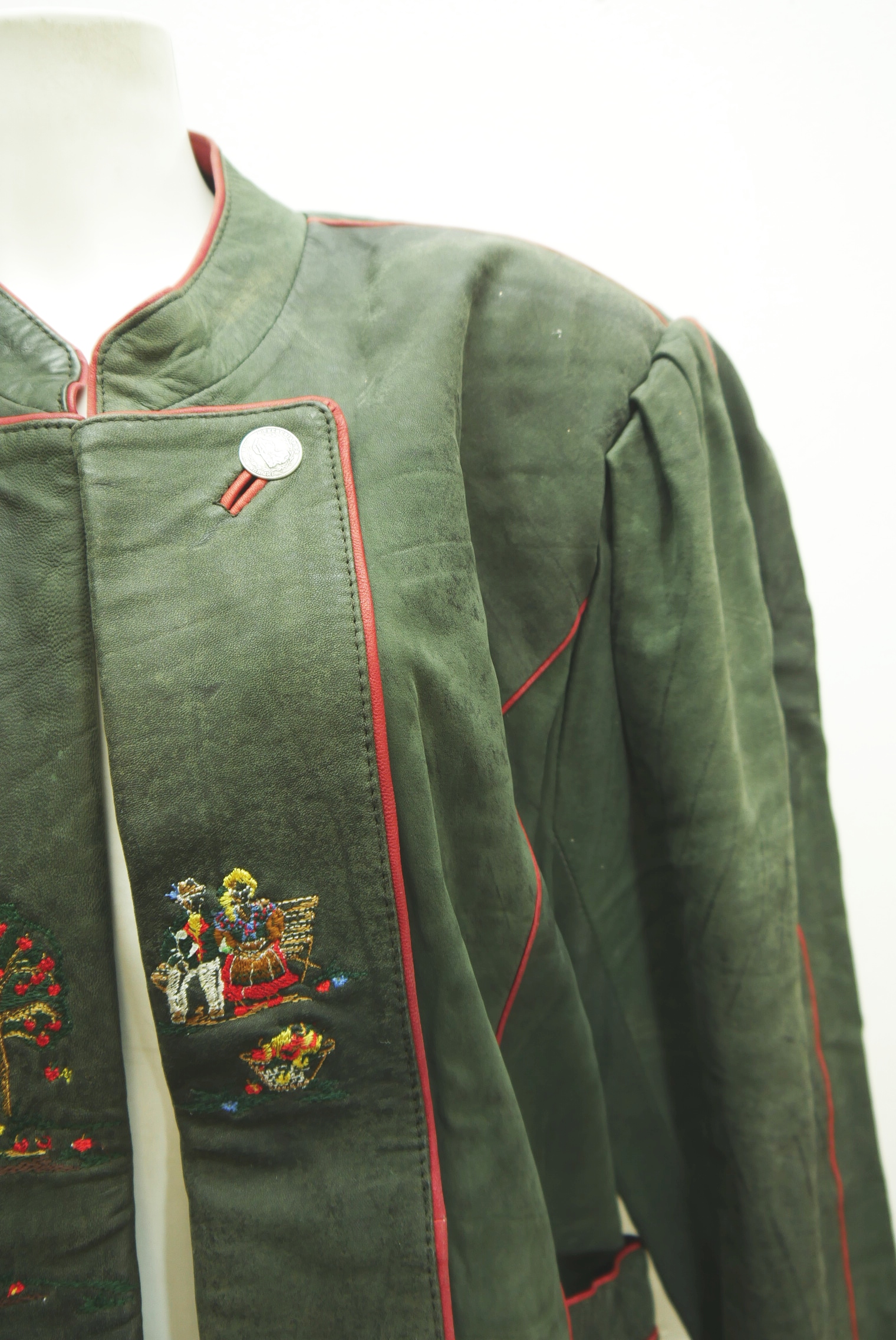 lederjacke-blazer-vintage-janker-damen-trachenjacke-leder-jacke-trachten-kurz-lang-sommer-individuell-tailliert-gebraucht-second-hand-80er-90er-lederjacke-dalo038-2