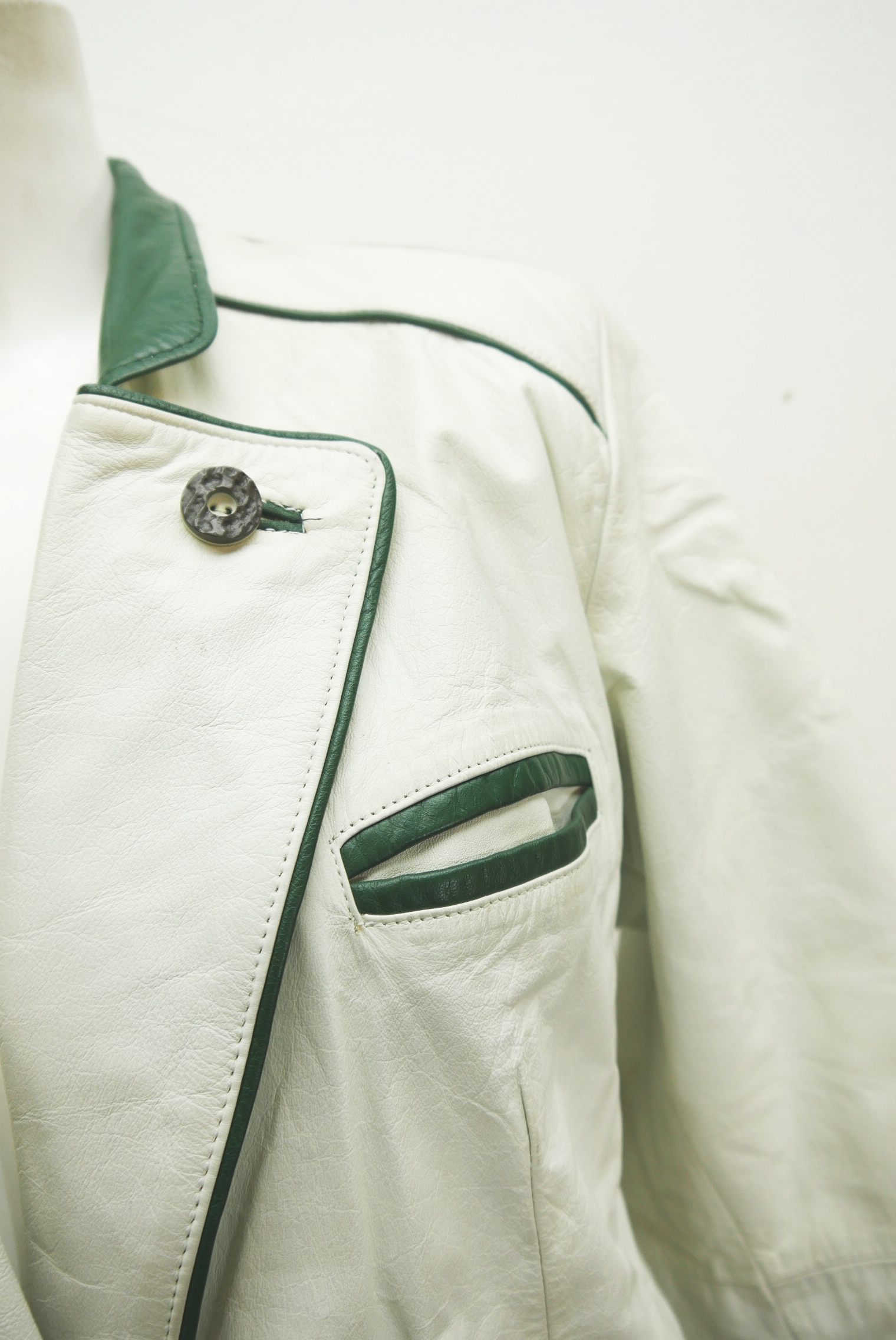 lederjacke-blazer-vintage-janker-damen-trachenjacke-leder-jacke-trachten-kurz-lang-sommer-individuell-tailliert-gebraucht-second-hand-80er-90er-lederjacke-dalo038-21