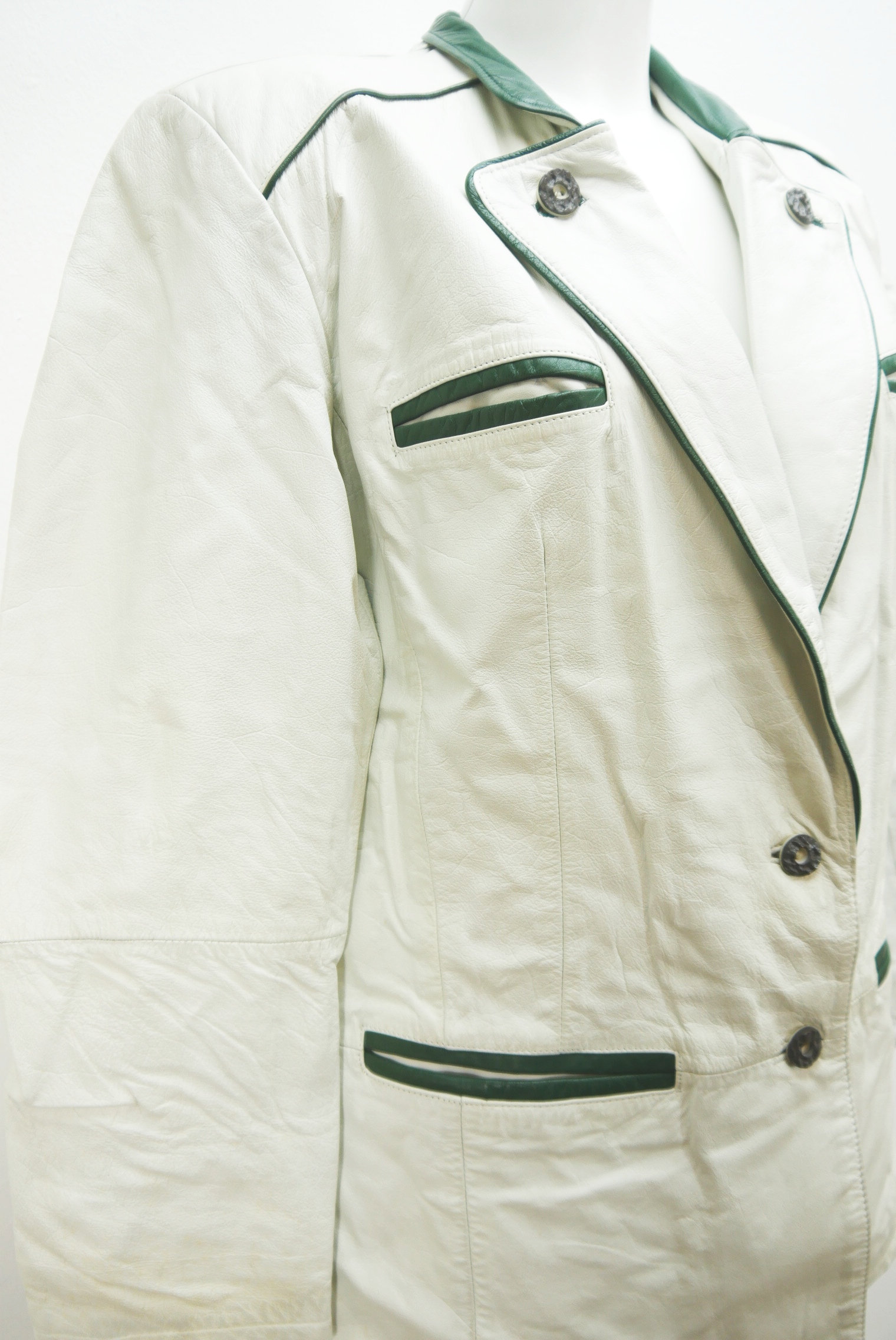 lederjacke-blazer-vintage-janker-damen-trachenjacke-leder-jacke-trachten-kurz-lang-sommer-individuell-tailliert-gebraucht-second-hand-80er-90er-lederjacke-dalo038-22