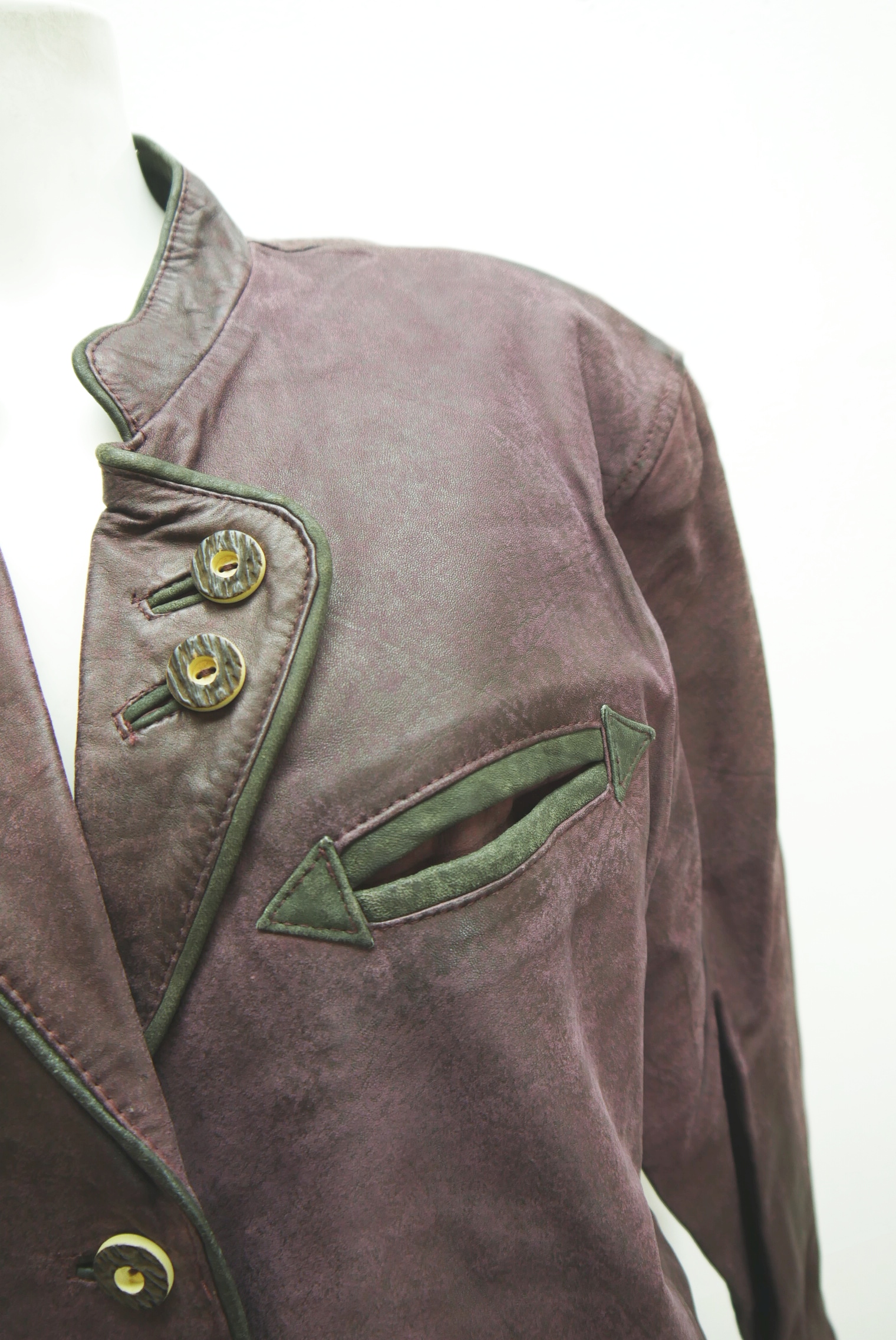 lederjacke-blazer-vintage-janker-damen-trachenjacke-leder-jacke-trachten-kurz-lang-sommer-individuell-tailliert-gebraucht-second-hand-80er-90er-lederjacke-dalo038-27