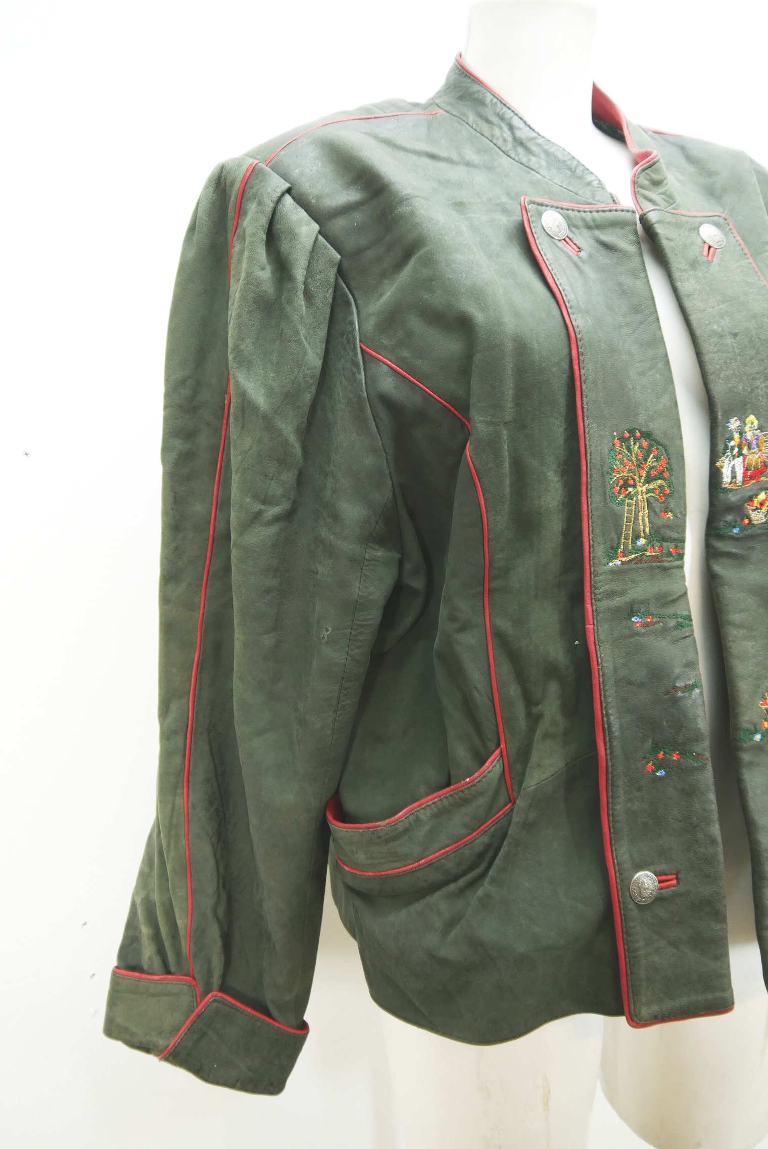 lederjacke-blazer-vintage-janker-damen-trachenjacke-leder-jacke-trachten-kurz-lang-sommer-individuell-tailliert-gebraucht-second-hand-80er-90er-lederjacke-dalo038-3