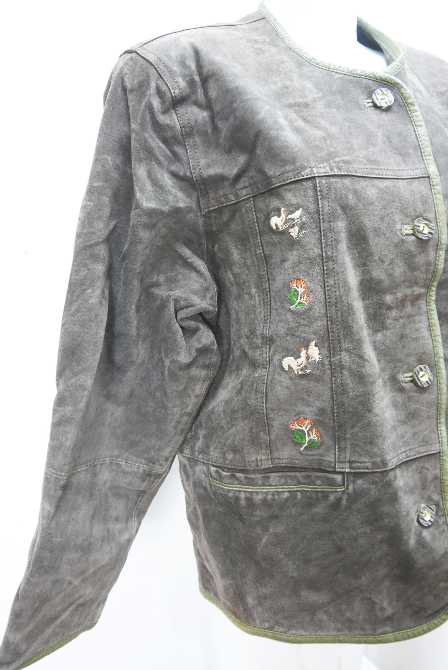 lederjacke-blazer-vintage-janker-damen-trachenjacke-leder-jacke-trachten-kurz-lang-sommer-individuell-tailliert-gebraucht-second-hand-80er-90er-lederjacke-dalo038-34