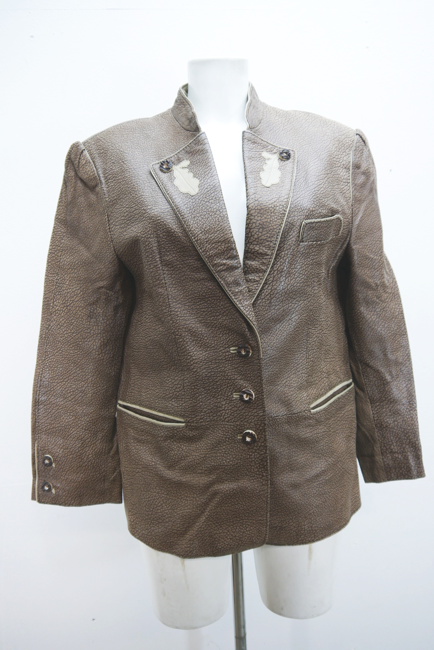 lederjacke-blazer-vintage-janker-damen-trachenjacke-leder-jacke-trachten-kurz-lang-sommer-individuell-tailliert-gebraucht-second-hand-80er-90er-lederjacke-dalo038-38