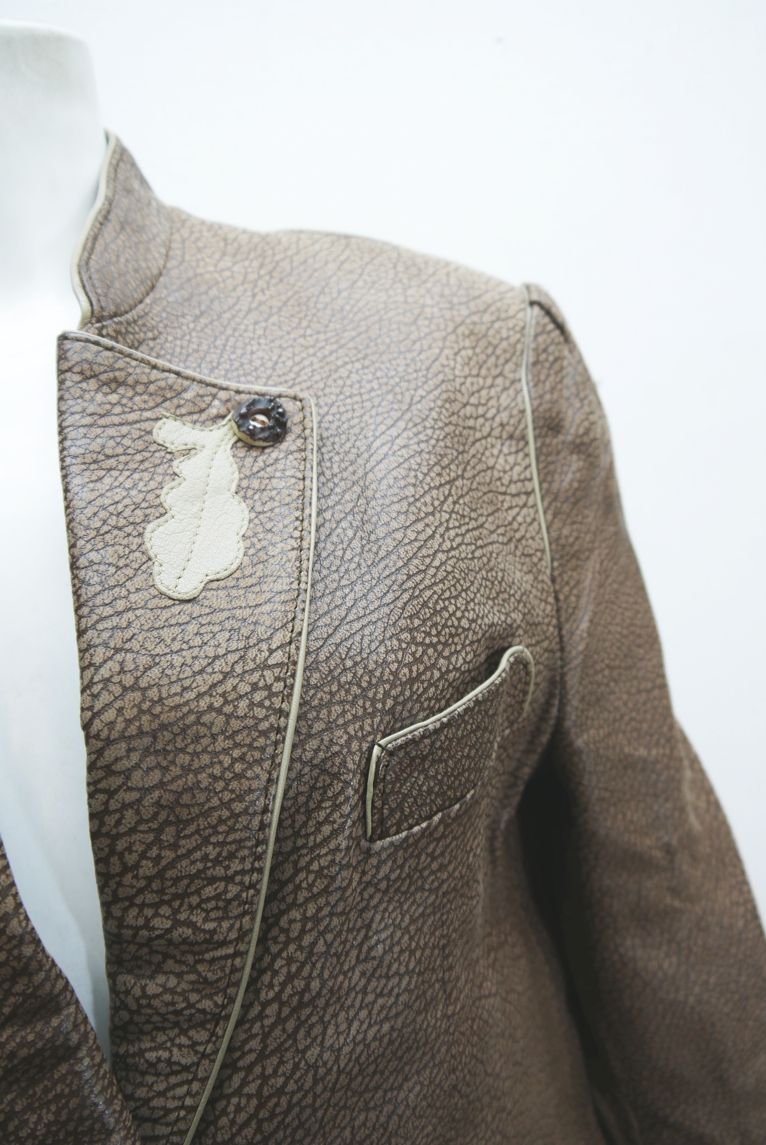 lederjacke-blazer-vintage-janker-damen-trachenjacke-leder-jacke-trachten-kurz-lang-sommer-individuell-tailliert-gebraucht-second-hand-80er-90er-lederjacke-dalo038-39