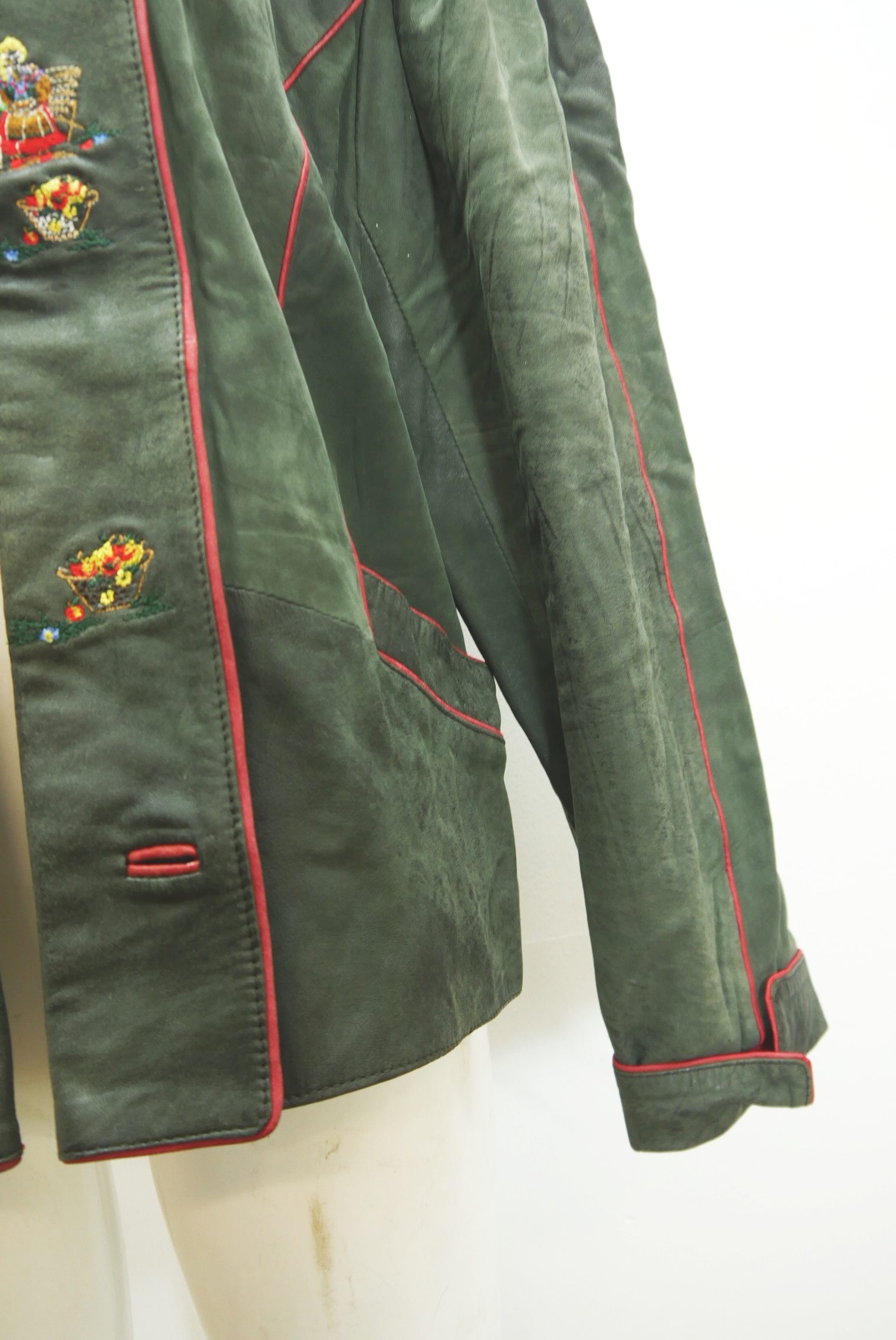 lederjacke-blazer-vintage-janker-damen-trachenjacke-leder-jacke-trachten-kurz-lang-sommer-individuell-tailliert-gebraucht-second-hand-80er-90er-lederjacke-dalo038-4