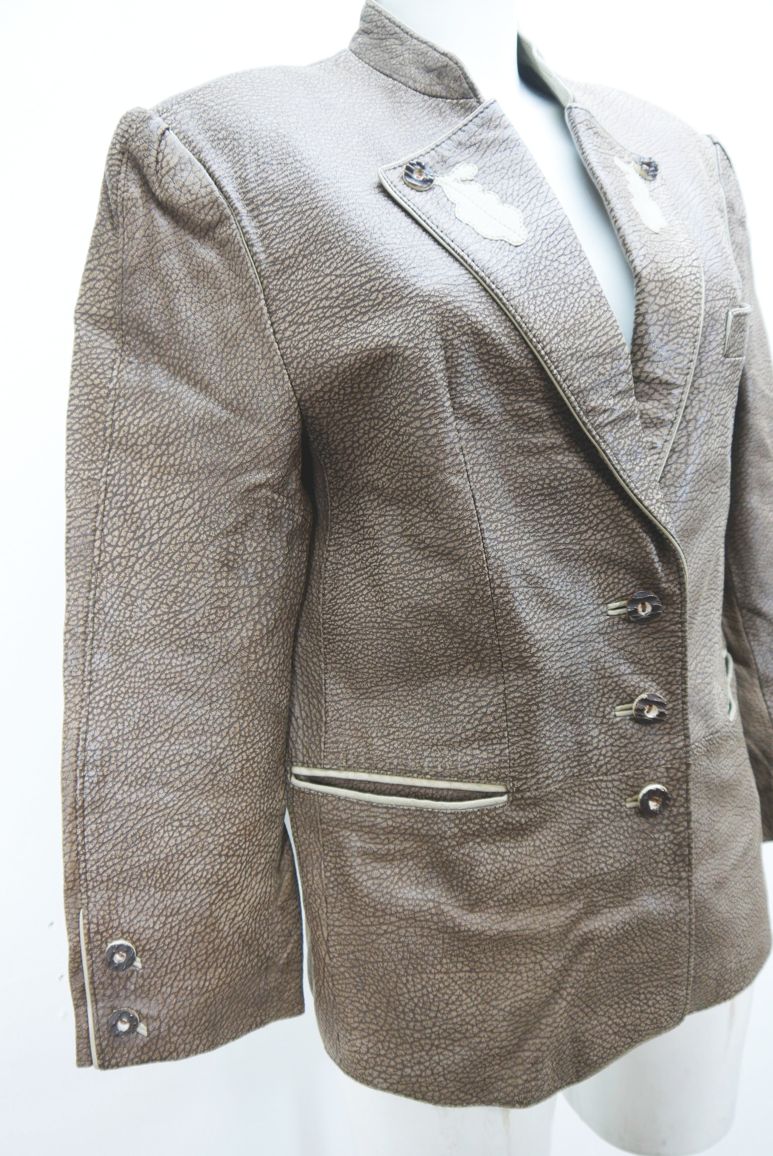 lederjacke-blazer-vintage-janker-damen-trachenjacke-leder-jacke-trachten-kurz-lang-sommer-individuell-tailliert-gebraucht-second-hand-80er-90er-lederjacke-dalo038-40