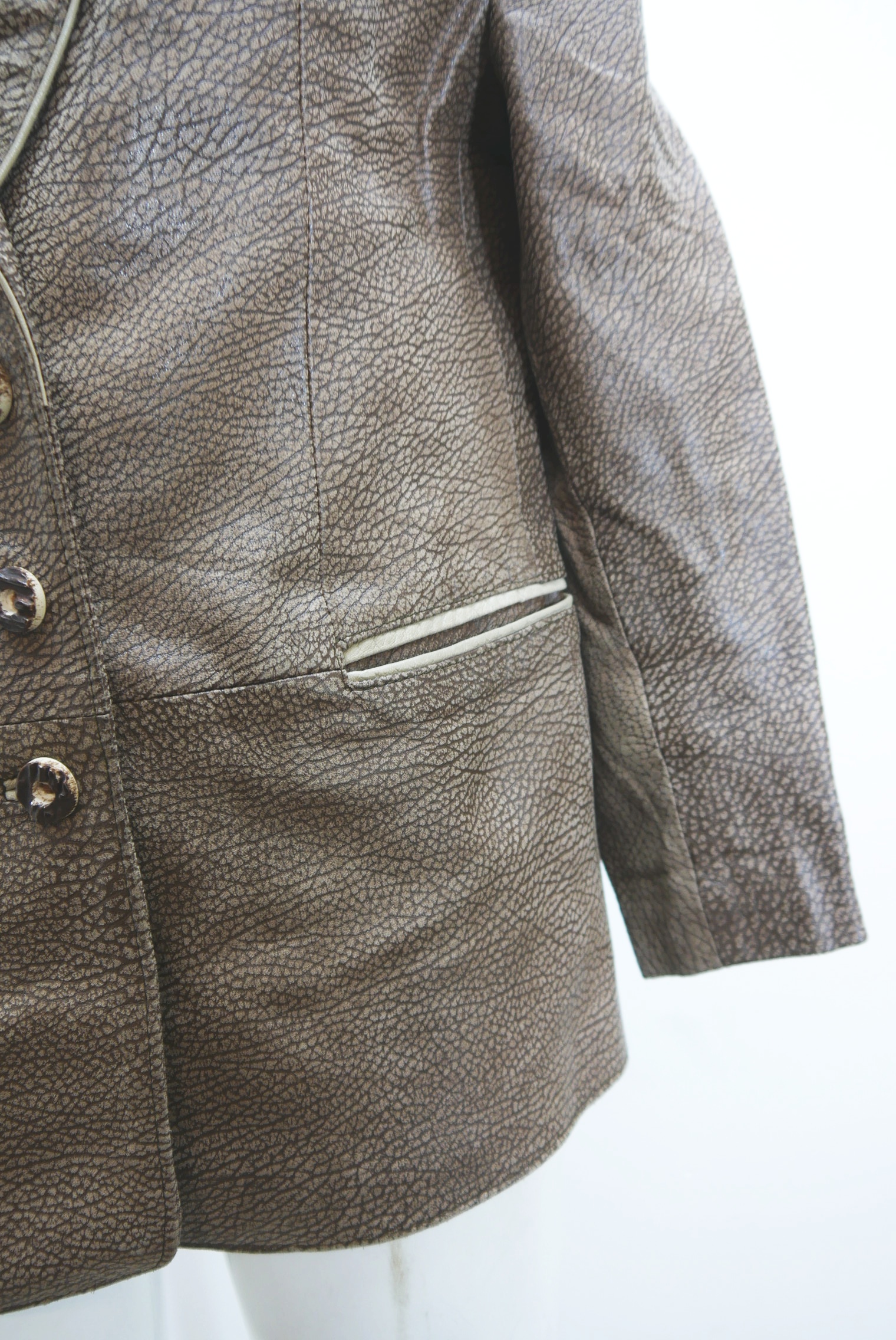 lederjacke-blazer-vintage-janker-damen-trachenjacke-leder-jacke-trachten-kurz-lang-sommer-individuell-tailliert-gebraucht-second-hand-80er-90er-lederjacke-dalo038-41