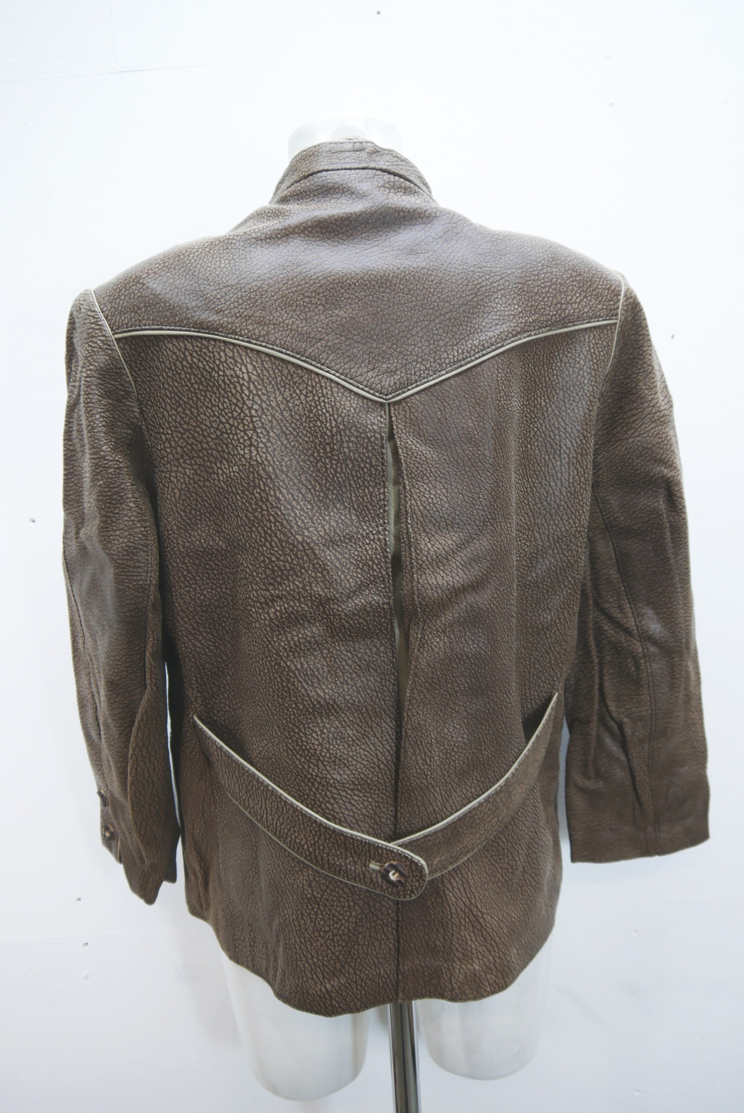 lederjacke-blazer-vintage-janker-damen-trachenjacke-leder-jacke-trachten-kurz-lang-sommer-individuell-tailliert-gebraucht-second-hand-80er-90er-lederjacke-dalo038-42