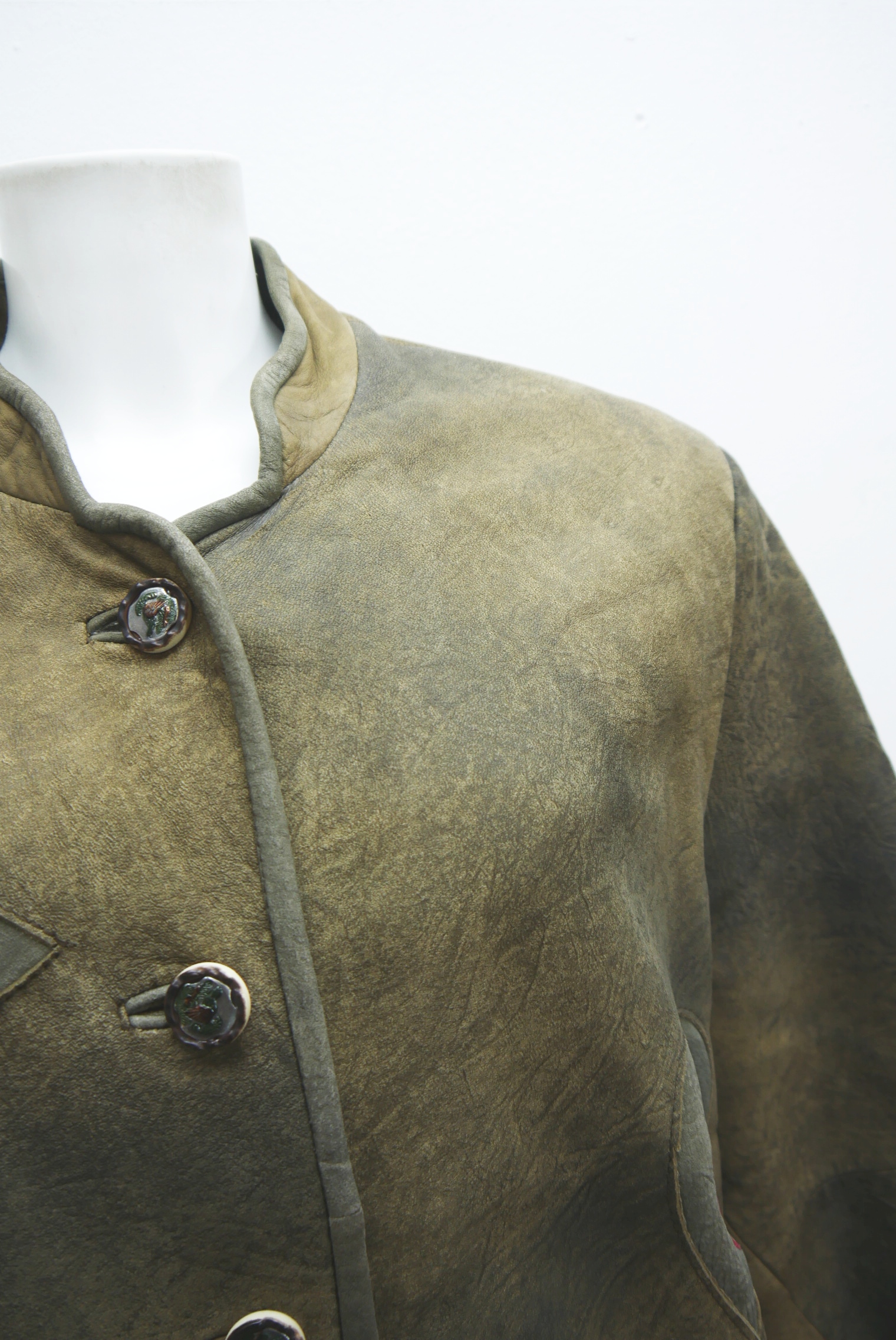 lederjacke-blazer-vintage-janker-damen-trachenjacke-leder-jacke-trachten-kurz-lang-sommer-individuell-tailliert-gebraucht-second-hand-80er-90er-lederjacke-dalo038-45