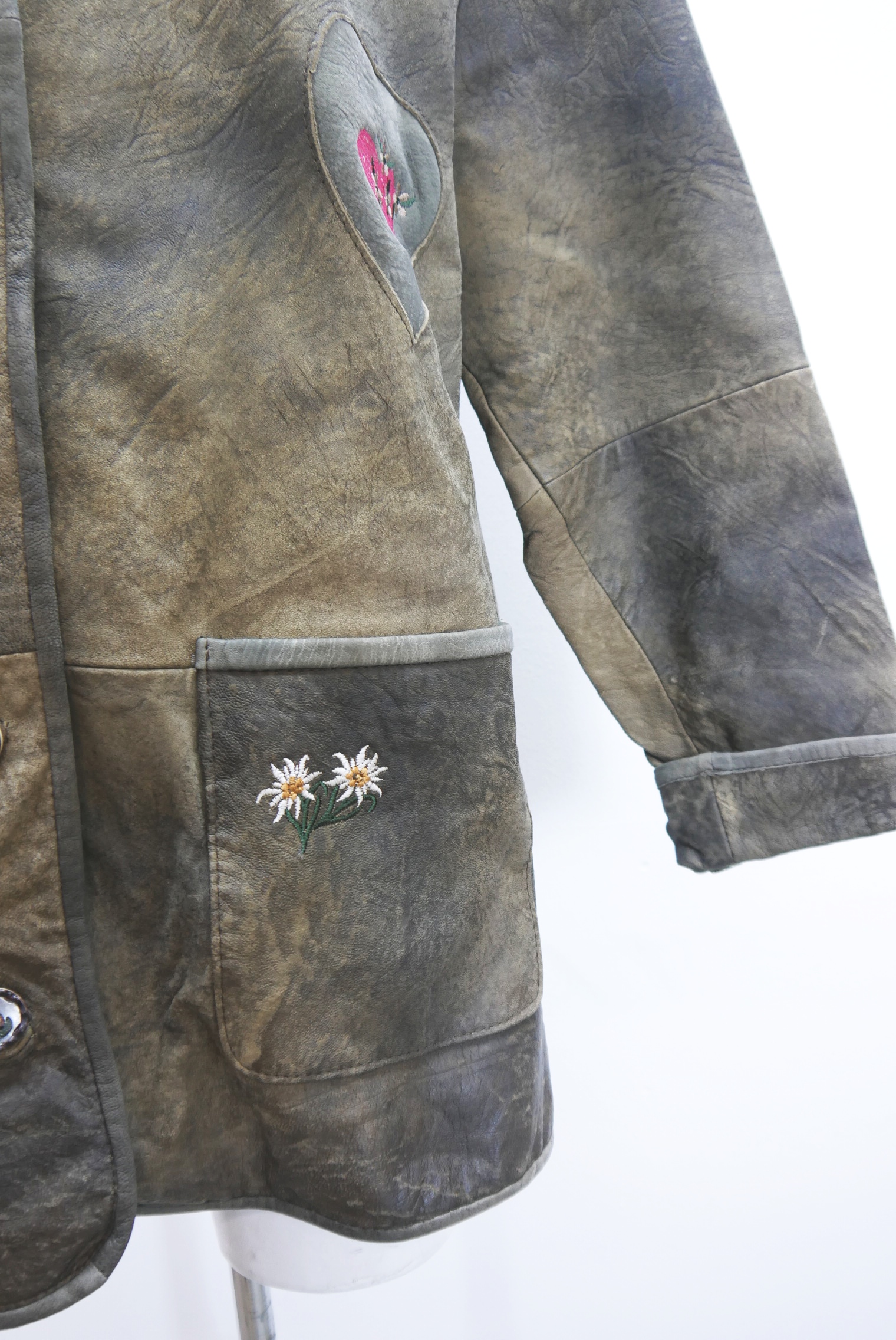 lederjacke-blazer-vintage-janker-damen-trachenjacke-leder-jacke-trachten-kurz-lang-sommer-individuell-tailliert-gebraucht-second-hand-80er-90er-lederjacke-dalo038-47