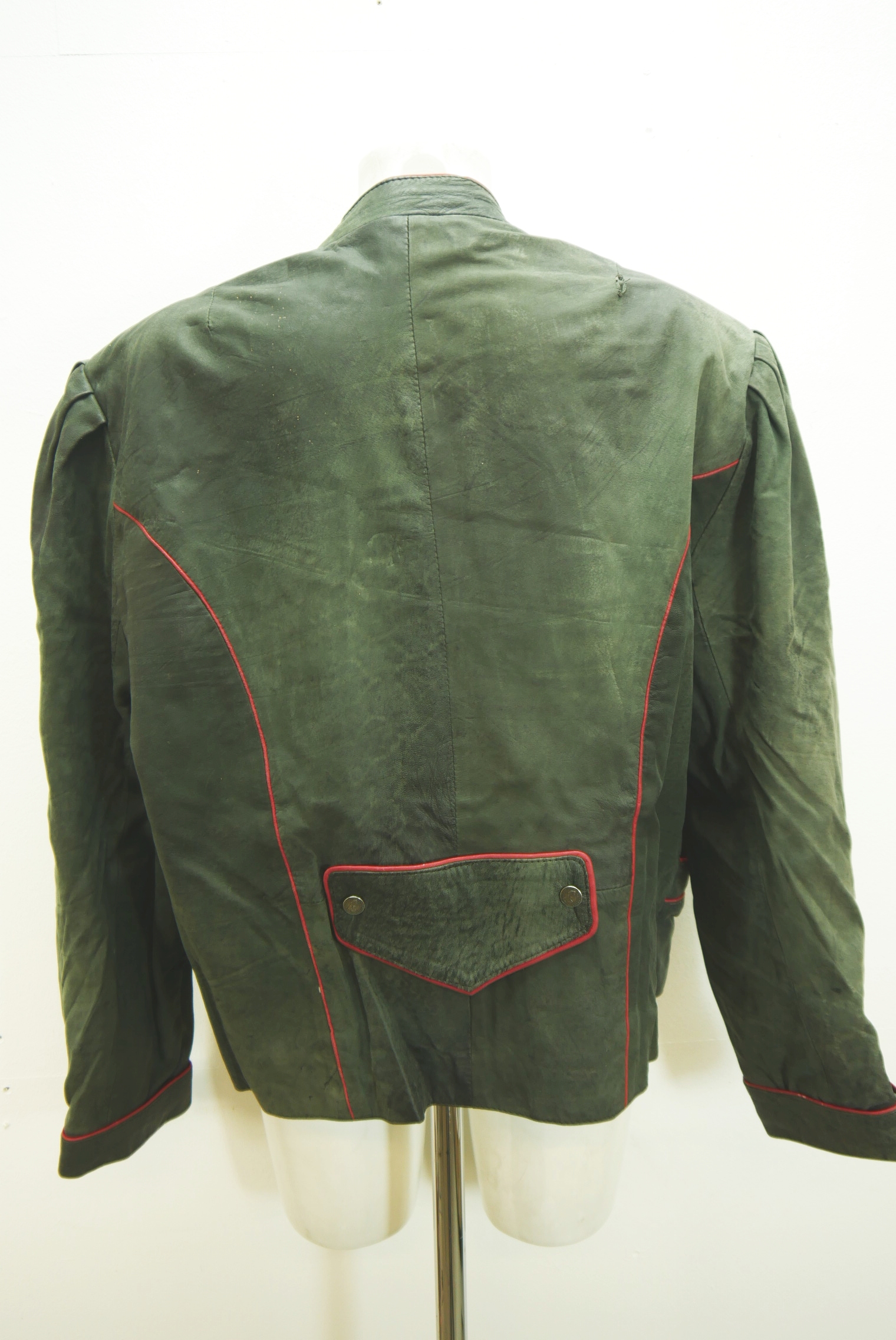 lederjacke-blazer-vintage-janker-damen-trachenjacke-leder-jacke-trachten-kurz-lang-sommer-individuell-tailliert-gebraucht-second-hand-80er-90er-lederjacke-dalo038-5