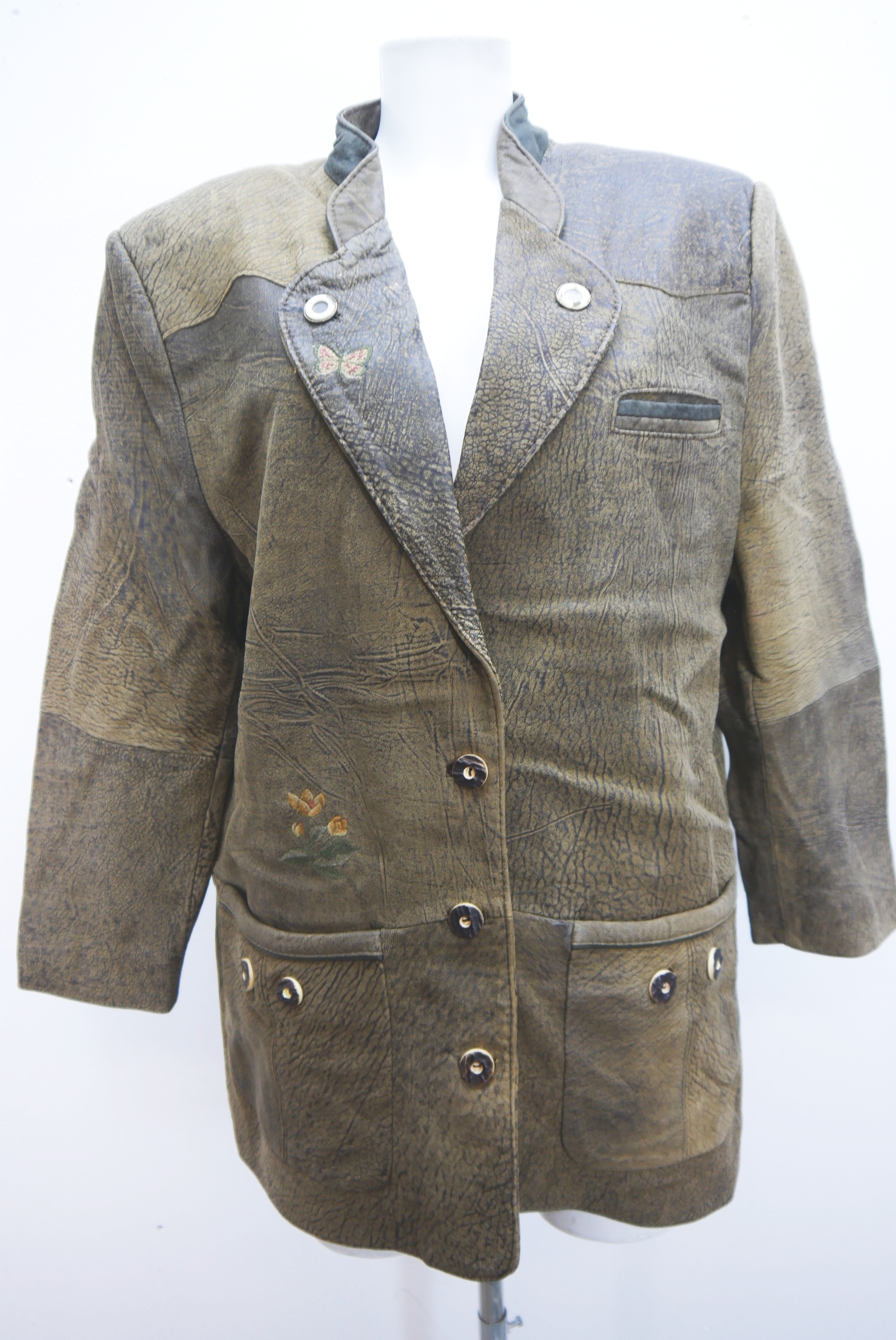 lederjacke-blazer-vintage-janker-damen-trachenjacke-leder-jacke-trachten-kurz-lang-sommer-individuell-tailliert-gebraucht-second-hand-80er-90er-lederjacke-dalo038-70