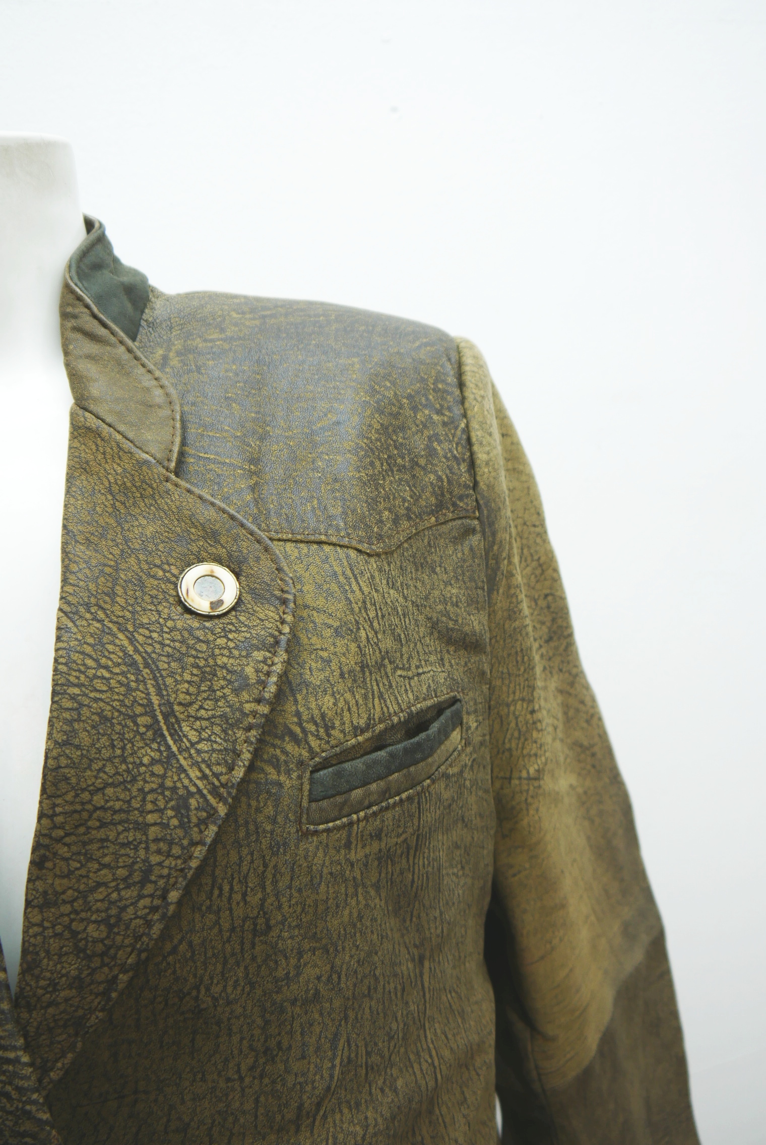 lederjacke-blazer-vintage-janker-damen-trachenjacke-leder-jacke-trachten-kurz-lang-sommer-individuell-tailliert-gebraucht-second-hand-80er-90er-lederjacke-dalo038-71