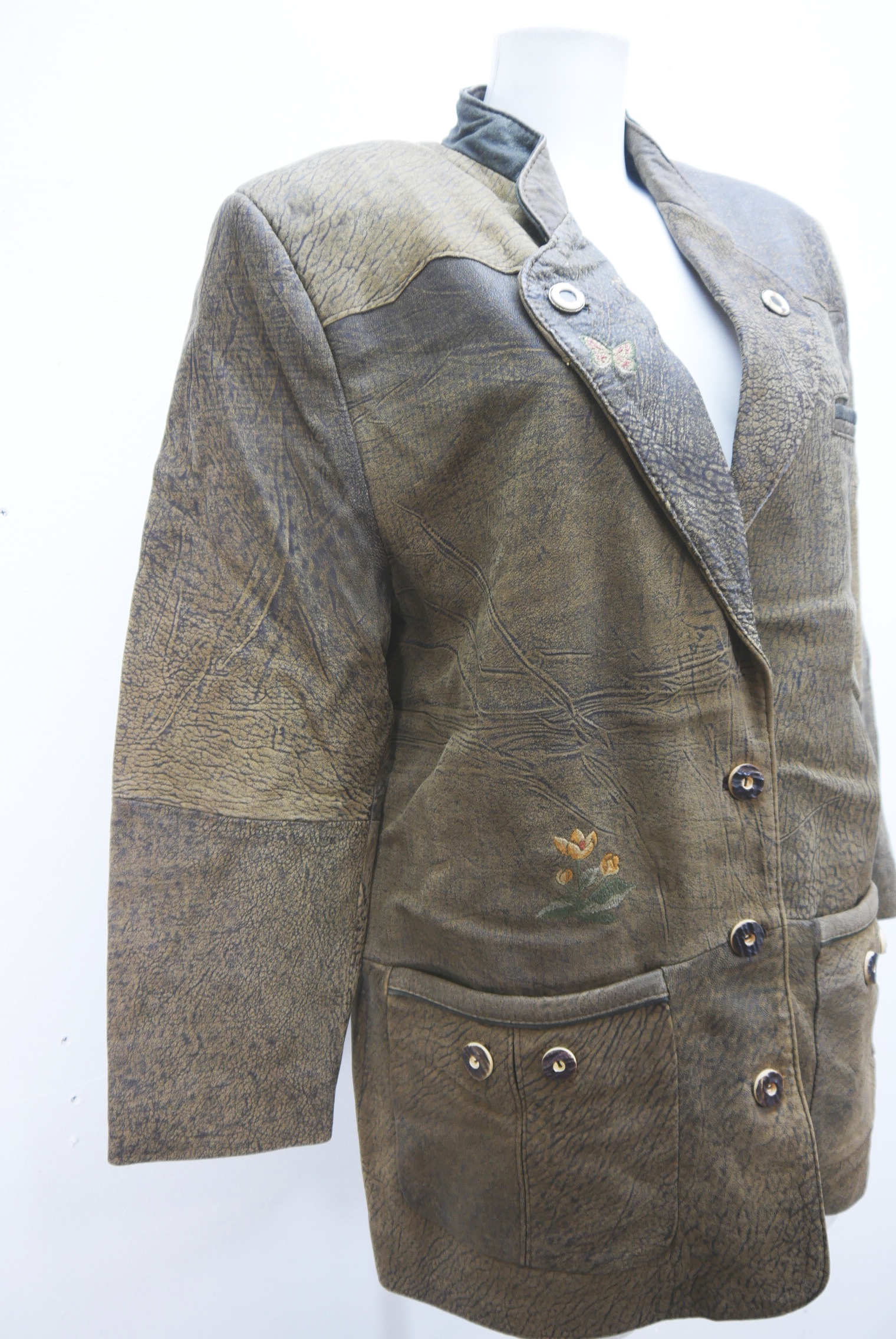 lederjacke-blazer-vintage-janker-damen-trachenjacke-leder-jacke-trachten-kurz-lang-sommer-individuell-tailliert-gebraucht-second-hand-80er-90er-lederjacke-dalo038-72