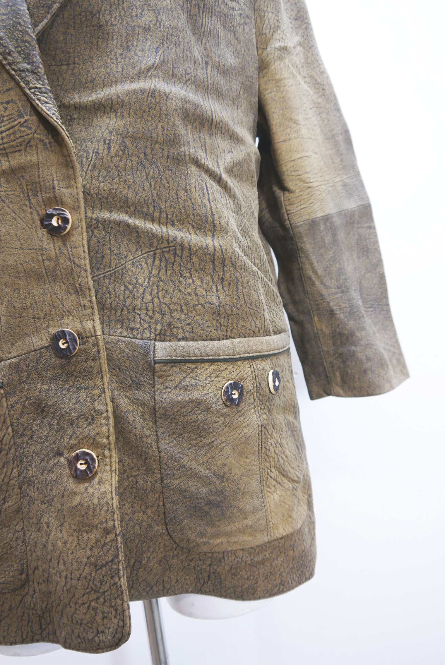 lederjacke-blazer-vintage-janker-damen-trachenjacke-leder-jacke-trachten-kurz-lang-sommer-individuell-tailliert-gebraucht-second-hand-80er-90er-lederjacke-dalo038-73