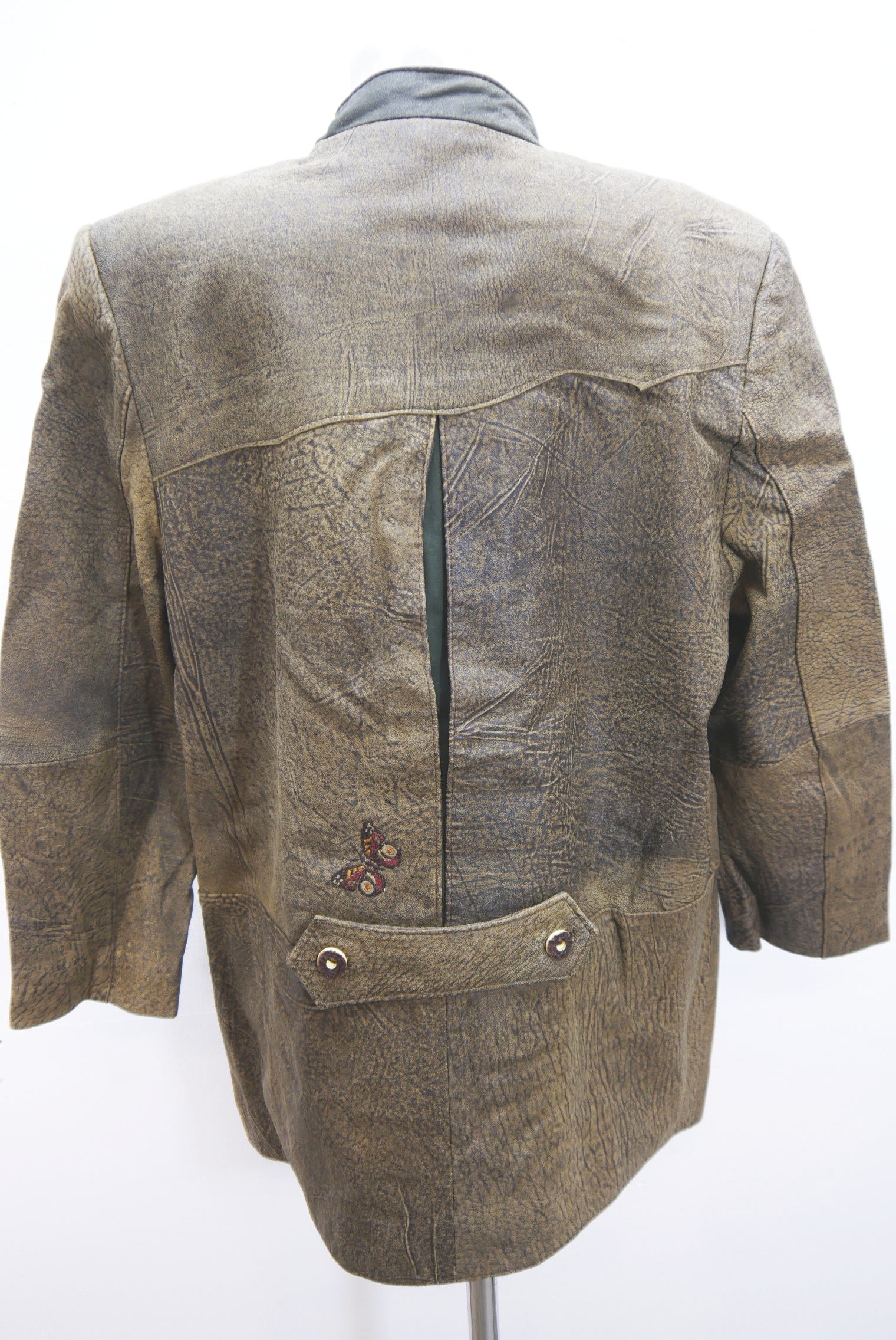 lederjacke-blazer-vintage-janker-damen-trachenjacke-leder-jacke-trachten-kurz-lang-sommer-individuell-tailliert-gebraucht-second-hand-80er-90er-lederjacke-dalo038-74