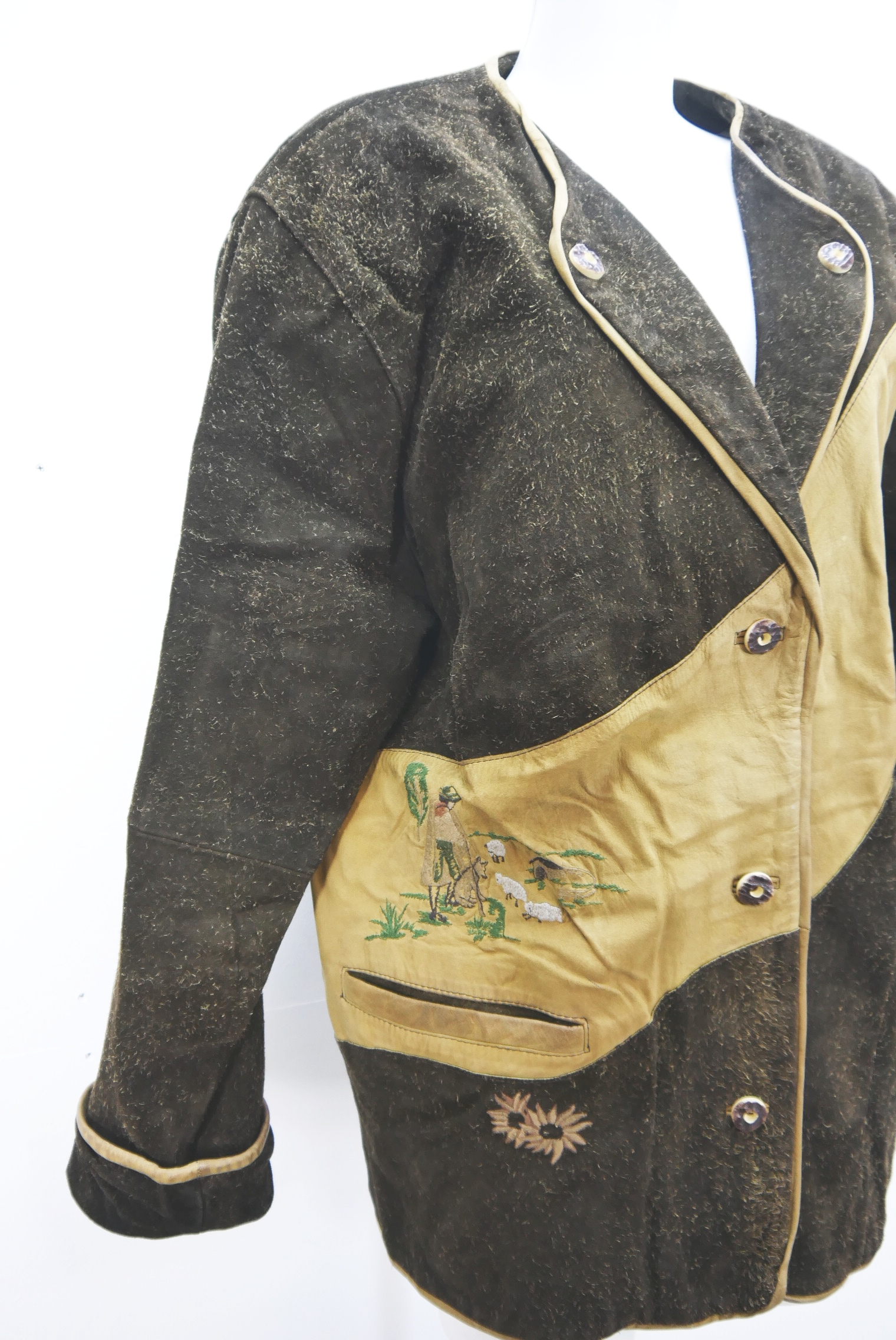 lederjacke-blazer-vintage-janker-damen-trachenjacke-leder-jacke-trachten-kurz-lang-sommer-individuell-tailliert-gebraucht-second-hand-80er-90er-lederjacke-dalo038-78