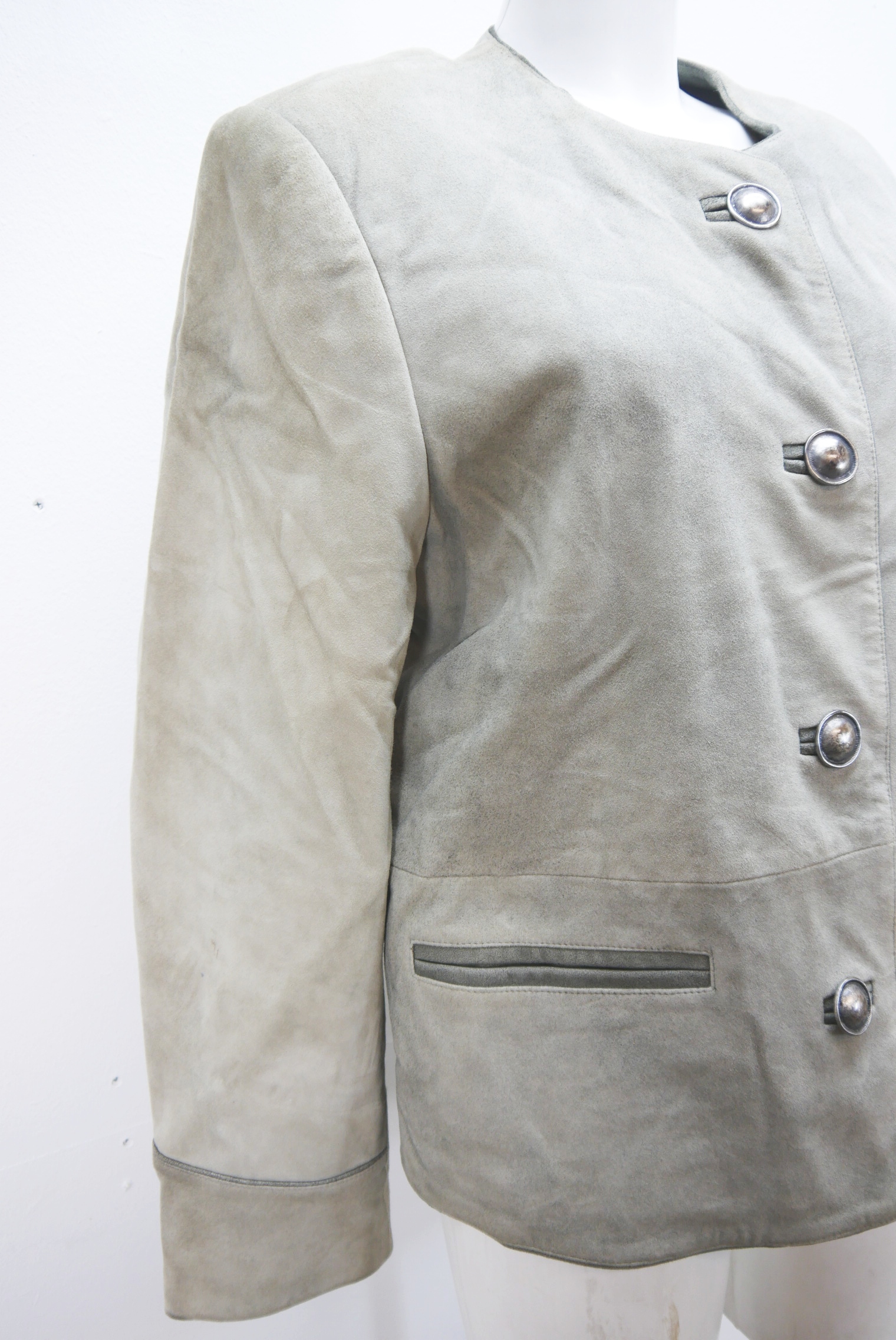 lederjacke-blazer-vintage-janker-damen-trachenjacke-leder-jacke-trachten-kurz-lang-sommer-individuell-tailliert-gebraucht-second-hand-80er-90er-lederjacke-dalo038-9