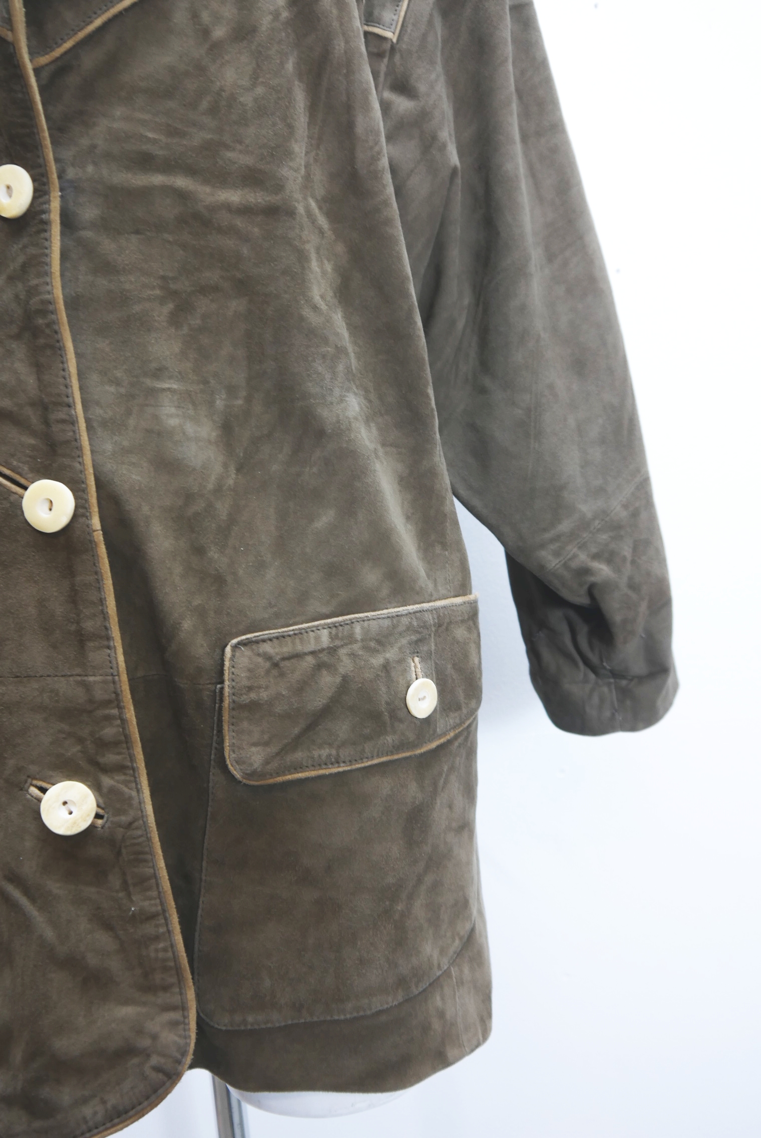 lederjacke-blazer-vintage-janker-damen-trachenjacke-leder-jacke-trachten-kurz-lang-sommer-individuell-tailliert-gebraucht-second-hand-80er-90er-lederjacke-dalo039-12