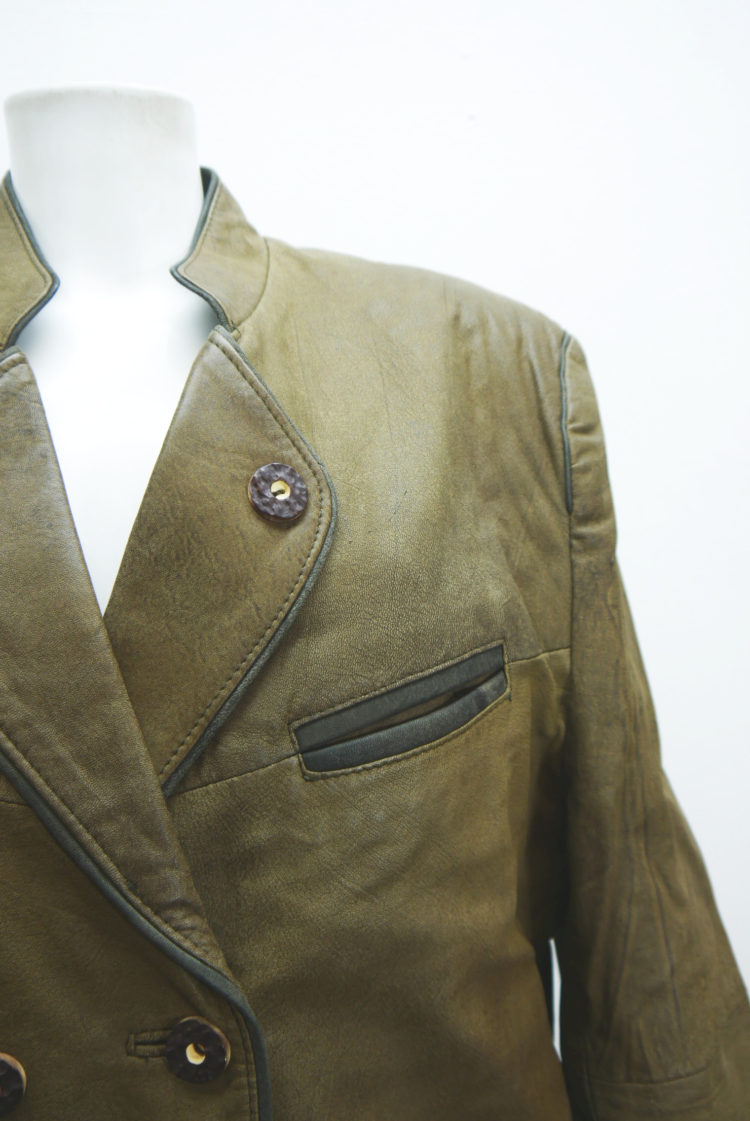 lederjacke-blazer-vintage-janker-damen-trachenjacke-leder-jacke-trachten-kurz-lang-sommer-individuell-tailliert-gebraucht-second-hand-80er-90er-lederjacke-dalo039-2