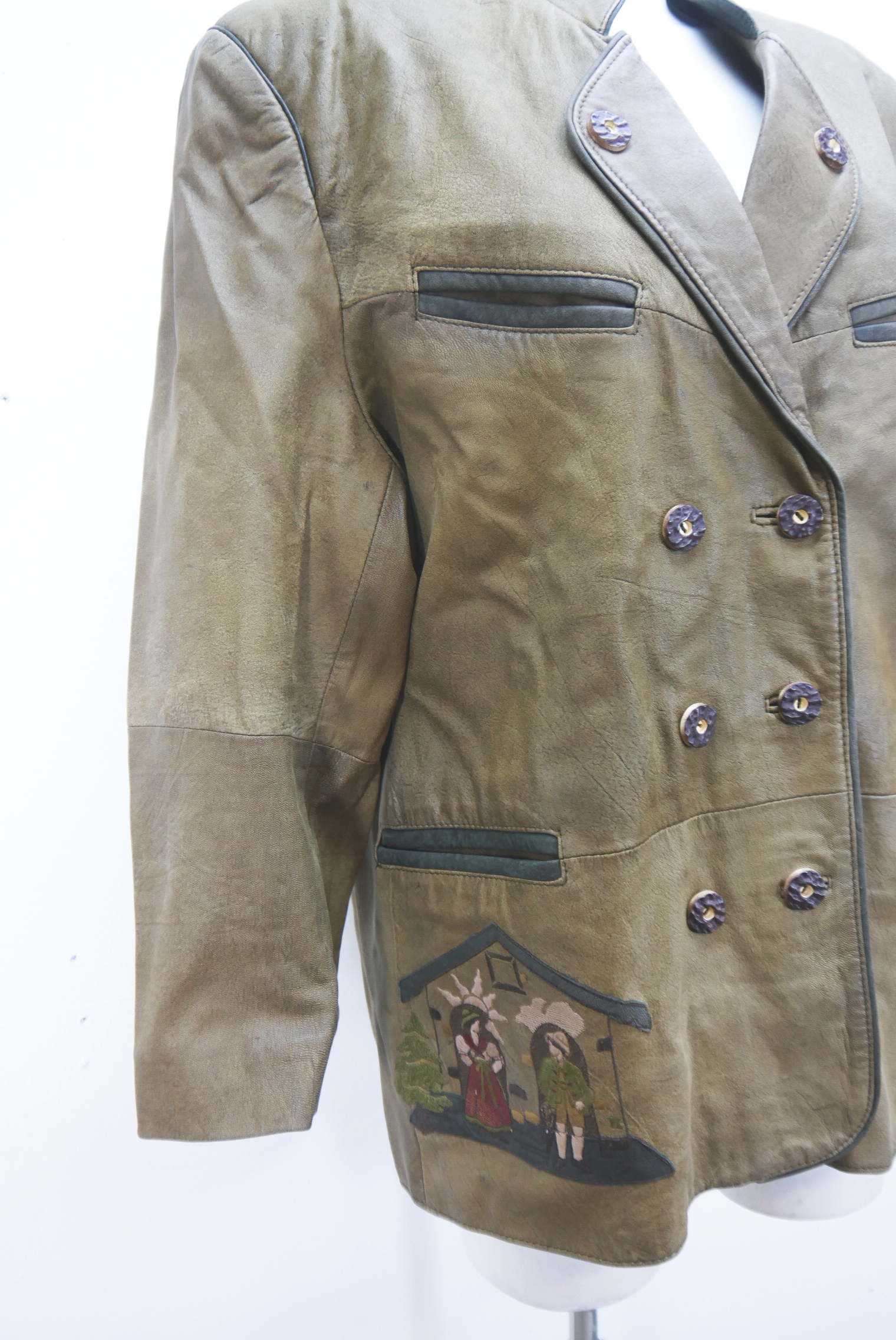 lederjacke-blazer-vintage-janker-damen-trachenjacke-leder-jacke-trachten-kurz-lang-sommer-individuell-tailliert-gebraucht-second-hand-80er-90er-lederjacke-dalo039-3