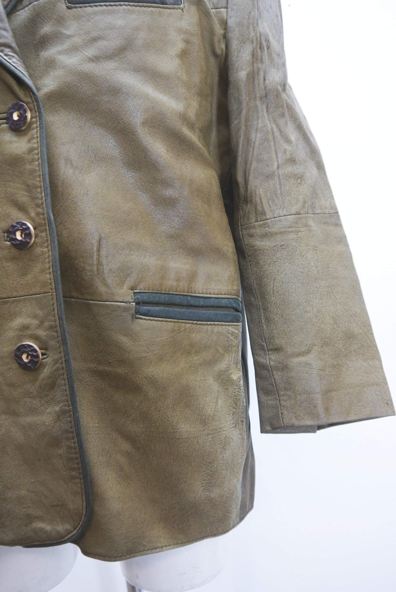 lederjacke-blazer-vintage-janker-damen-trachenjacke-leder-jacke-trachten-kurz-lang-sommer-individuell-tailliert-gebraucht-second-hand-80er-90er-lederjacke-dalo039-4