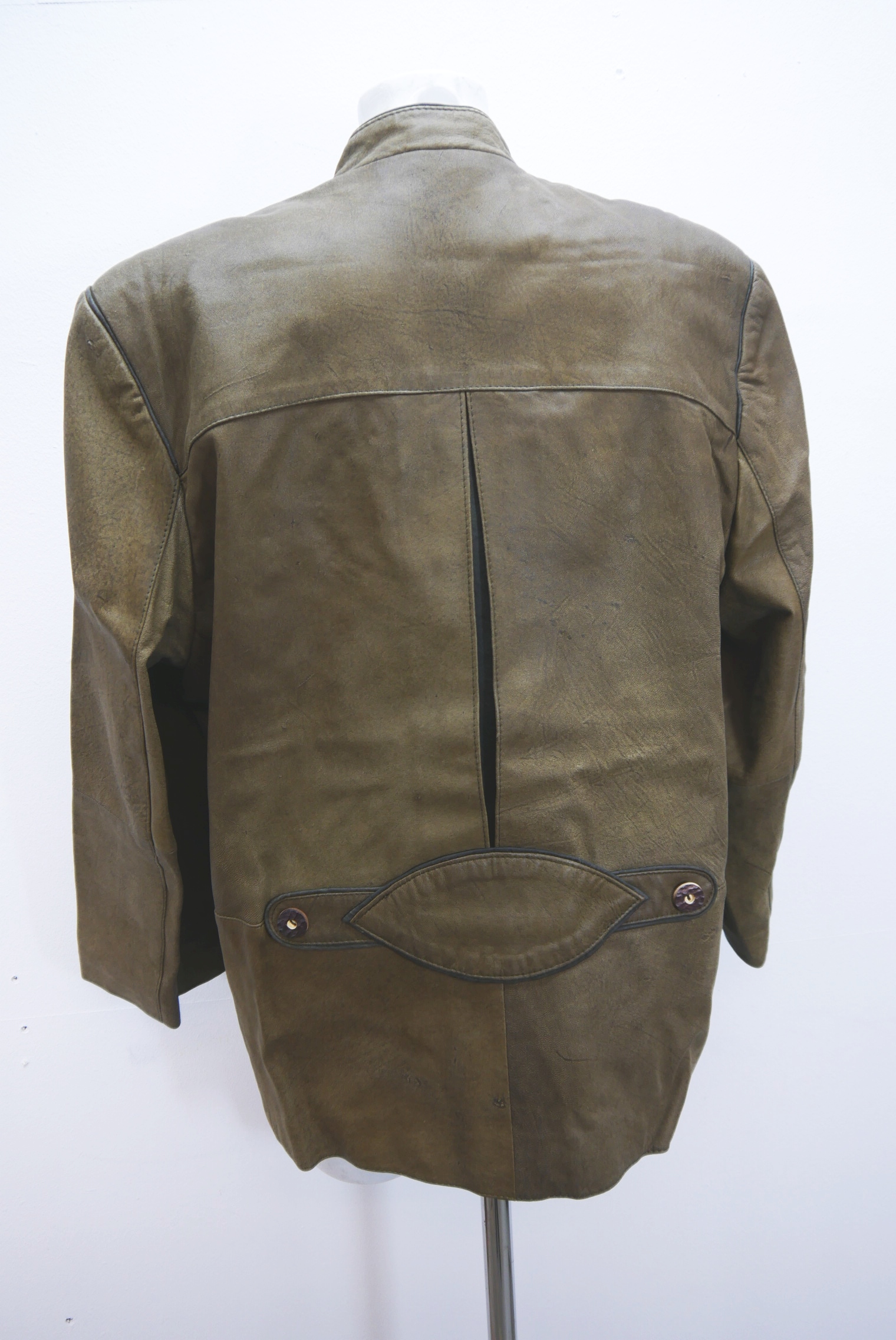 lederjacke-blazer-vintage-janker-damen-trachenjacke-leder-jacke-trachten-kurz-lang-sommer-individuell-tailliert-gebraucht-second-hand-80er-90er-lederjacke-dalo039-5