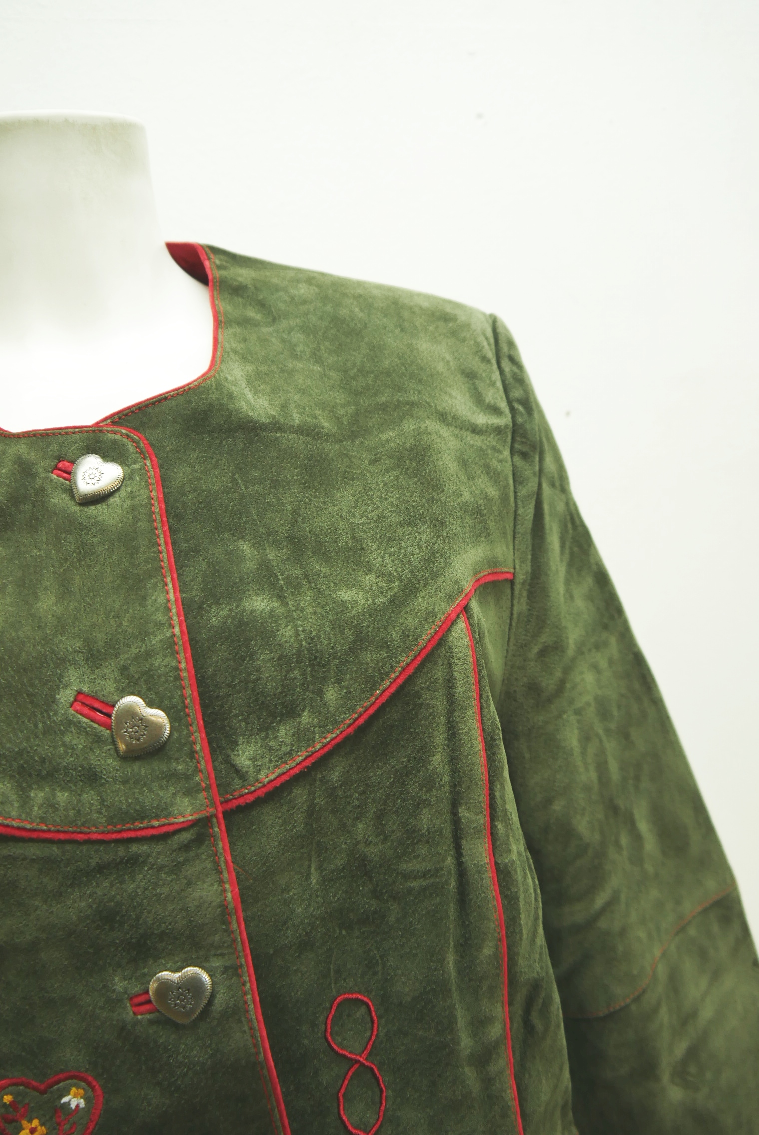 lederjacke-blazer-vintage-janker-damen-trachenjacke-leder-jacke-trachten-kurz-lang-sommer-individuell-tailliert-gebraucht-second-hand-80er-90er-lederjacke-dalo039-69