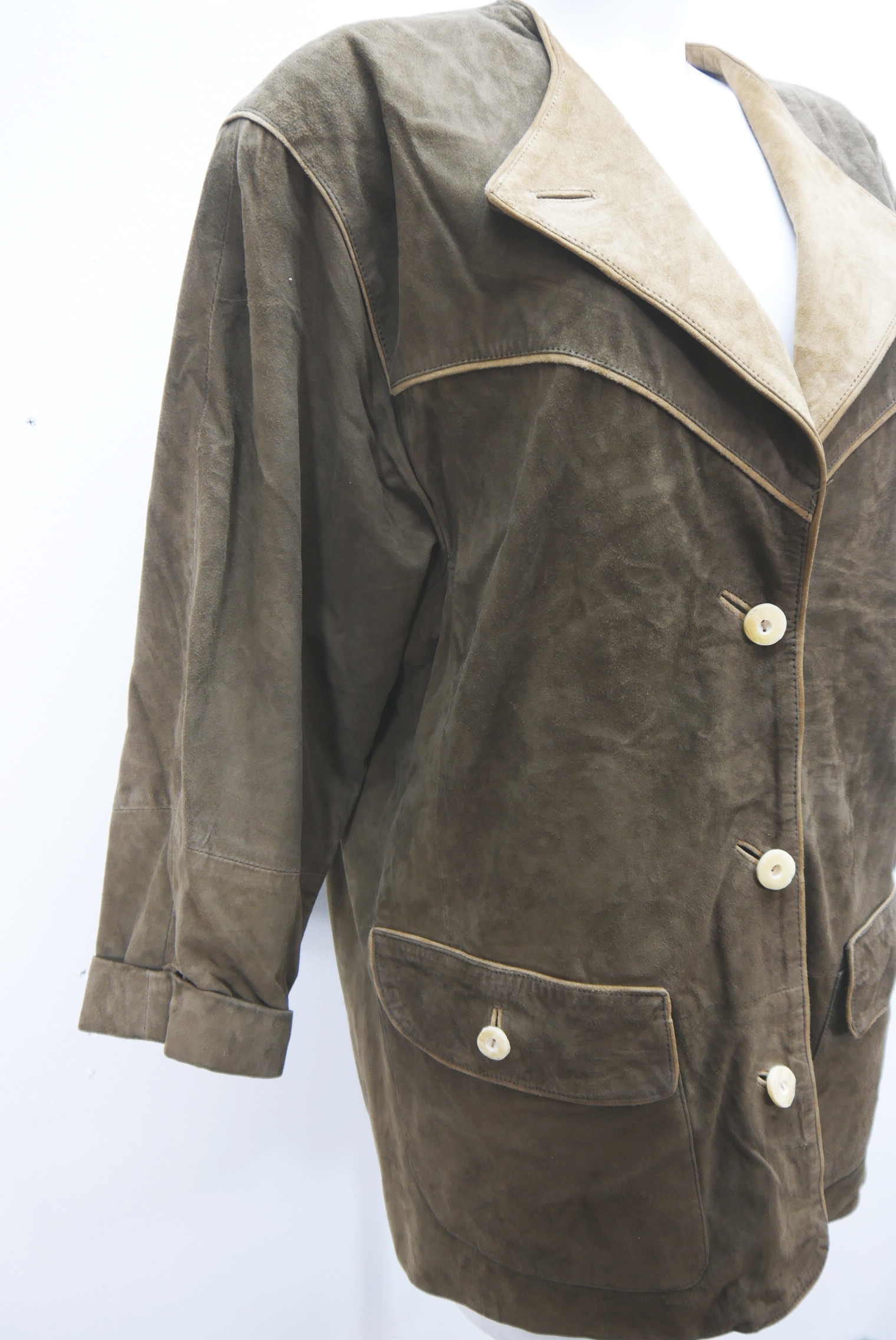 lederjacke-blazer-vintage-janker-damen-trachenjacke-leder-jacke-trachten-kurz-lang-sommer-individuell-tailliert-gebraucht-second-hand-80er-90er-lederjacke-dalo039-9