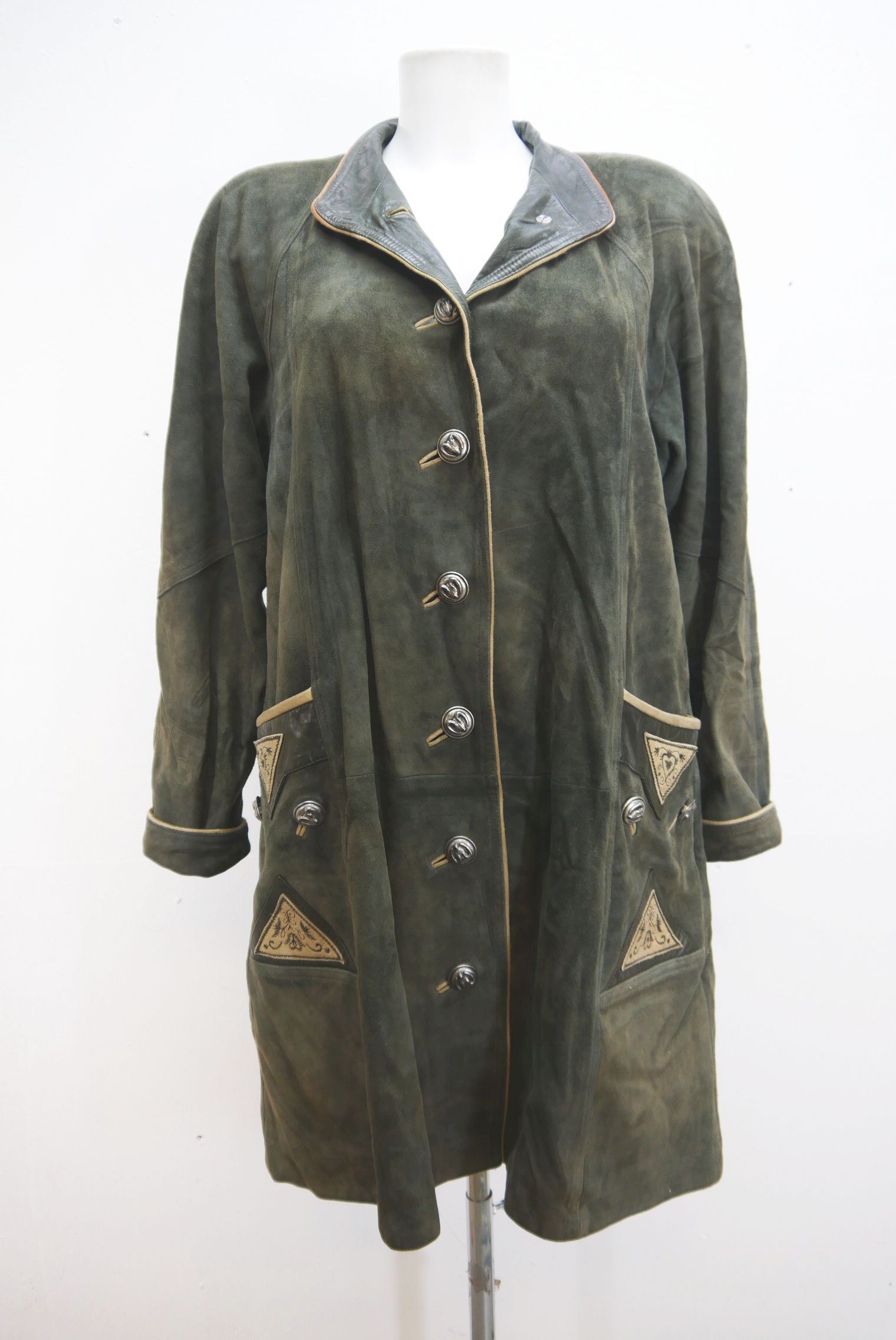 lederjacke-blazer-vintage-janker-damen-trachenjacke-leder-jacke-trachten-kurz-lang-sommer-individuell-tailliert-gebraucht-second-hand-80er-90er-lederjacke-dalo040-1