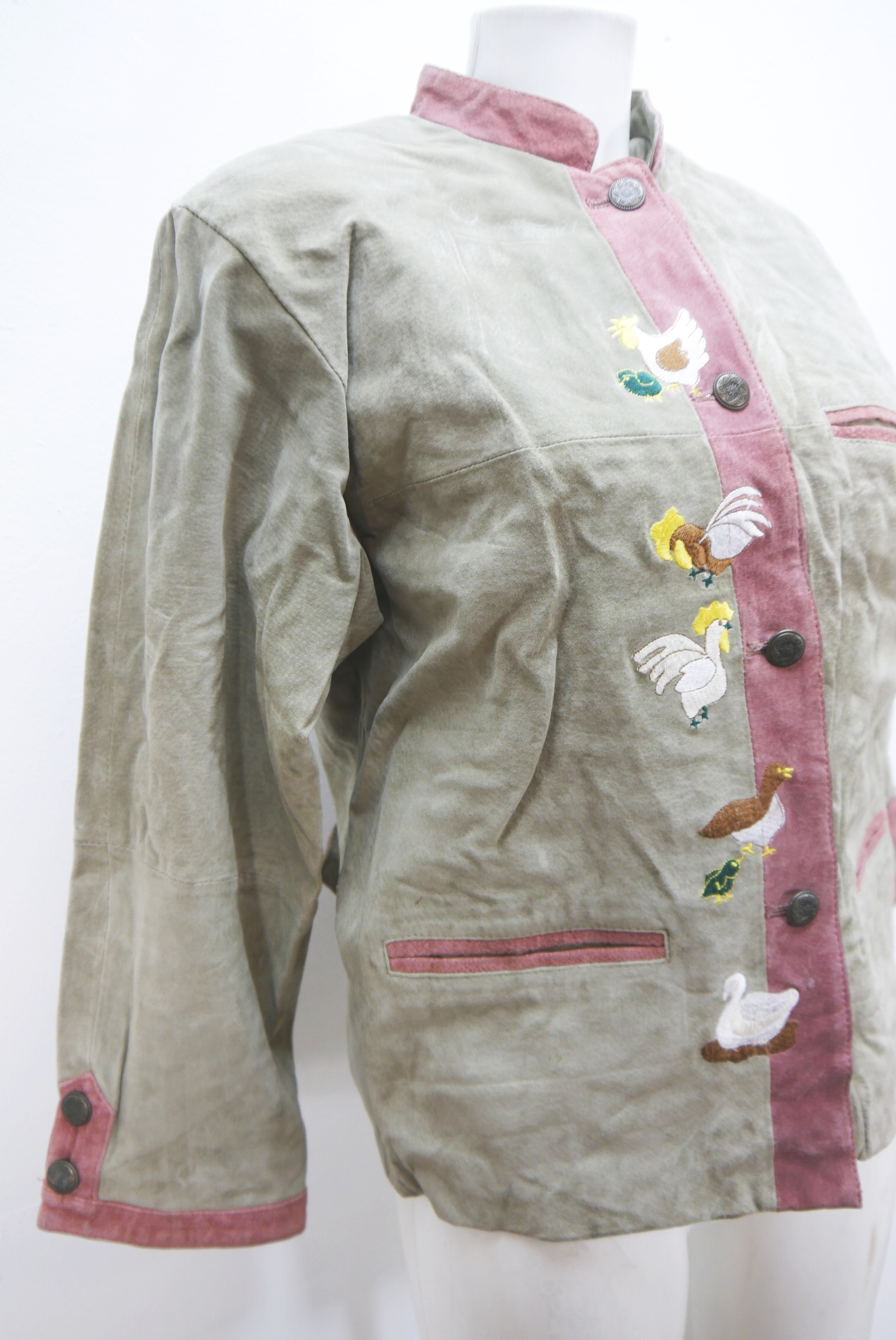 lederjacke-blazer-vintage-janker-damen-trachenjacke-leder-jacke-trachten-kurz-lang-sommer-individuell-tailliert-gebraucht-second-hand-80er-90er-lederjacke-dalo040-10